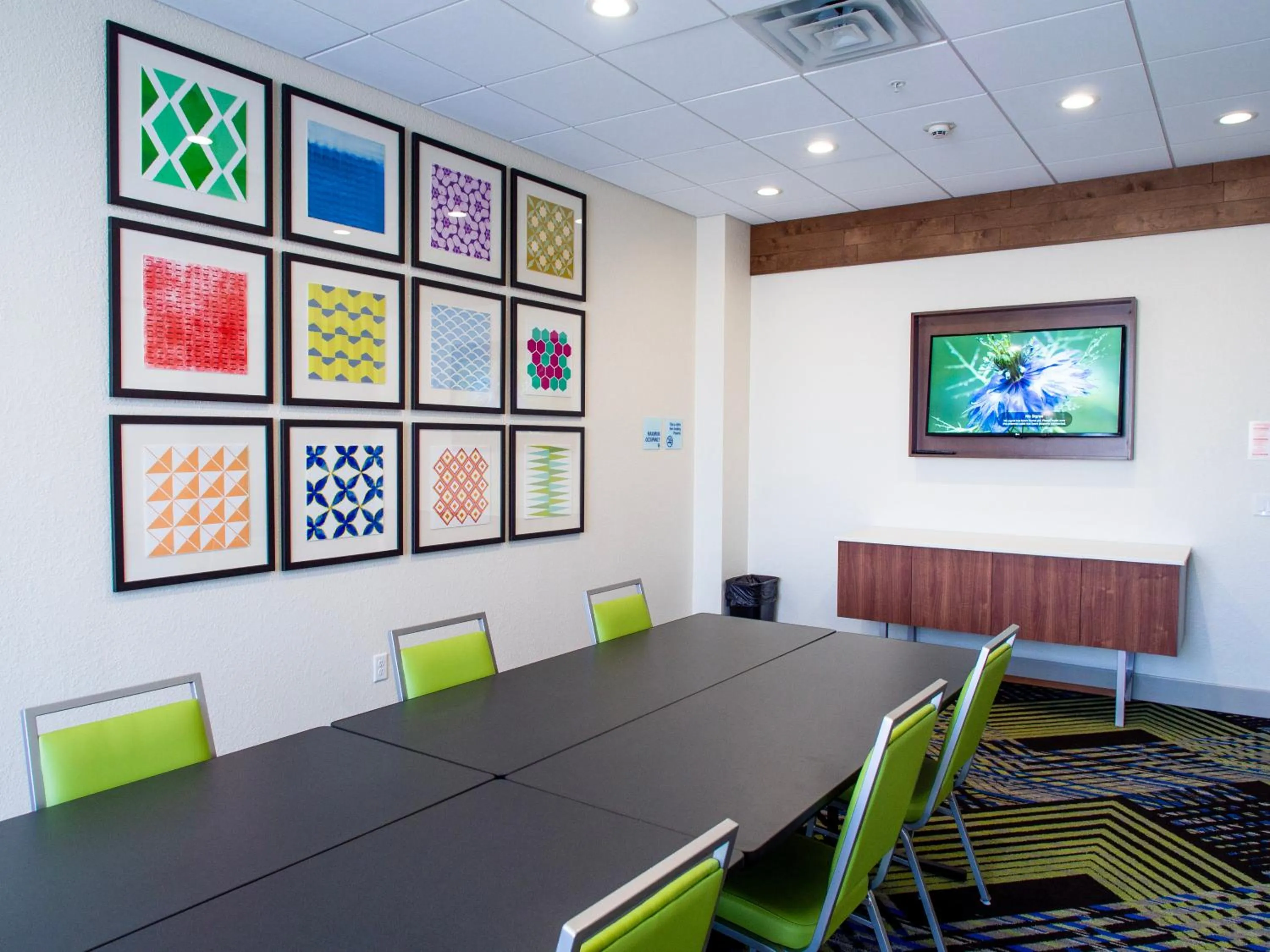 Meeting/conference room in Holiday Inn Express & Suites - Oklahoma City Airport by IHG