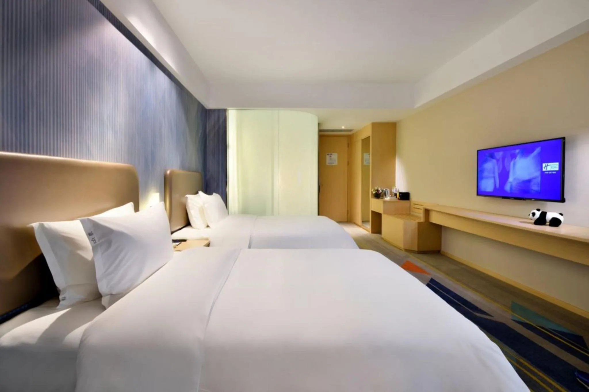 Photo of the whole room, Bed in Holiday Inn Express Chengdu Tianhe by IHG