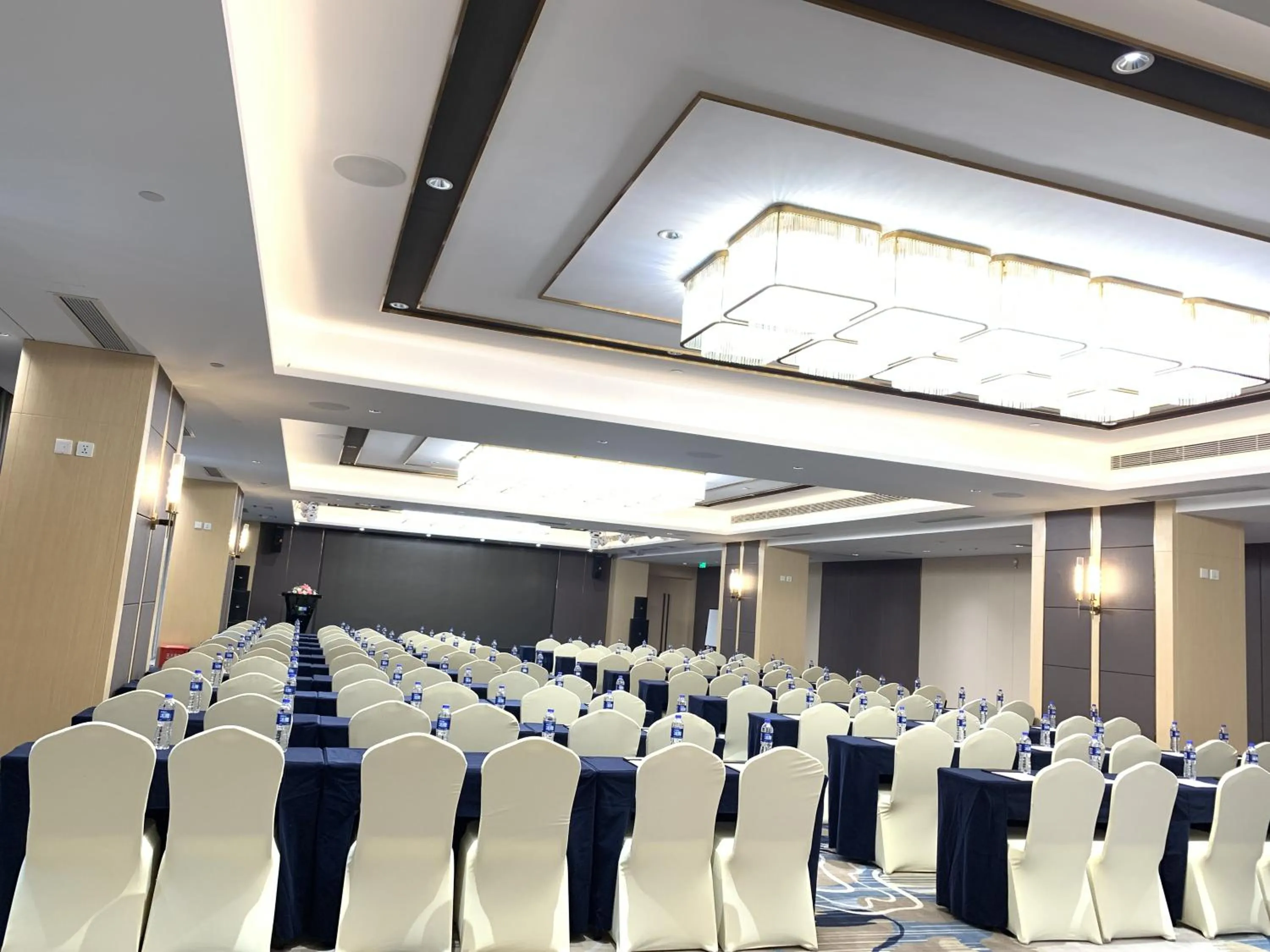 Meeting/conference room in Holiday Inn Express Chengdu Tianhe by IHG