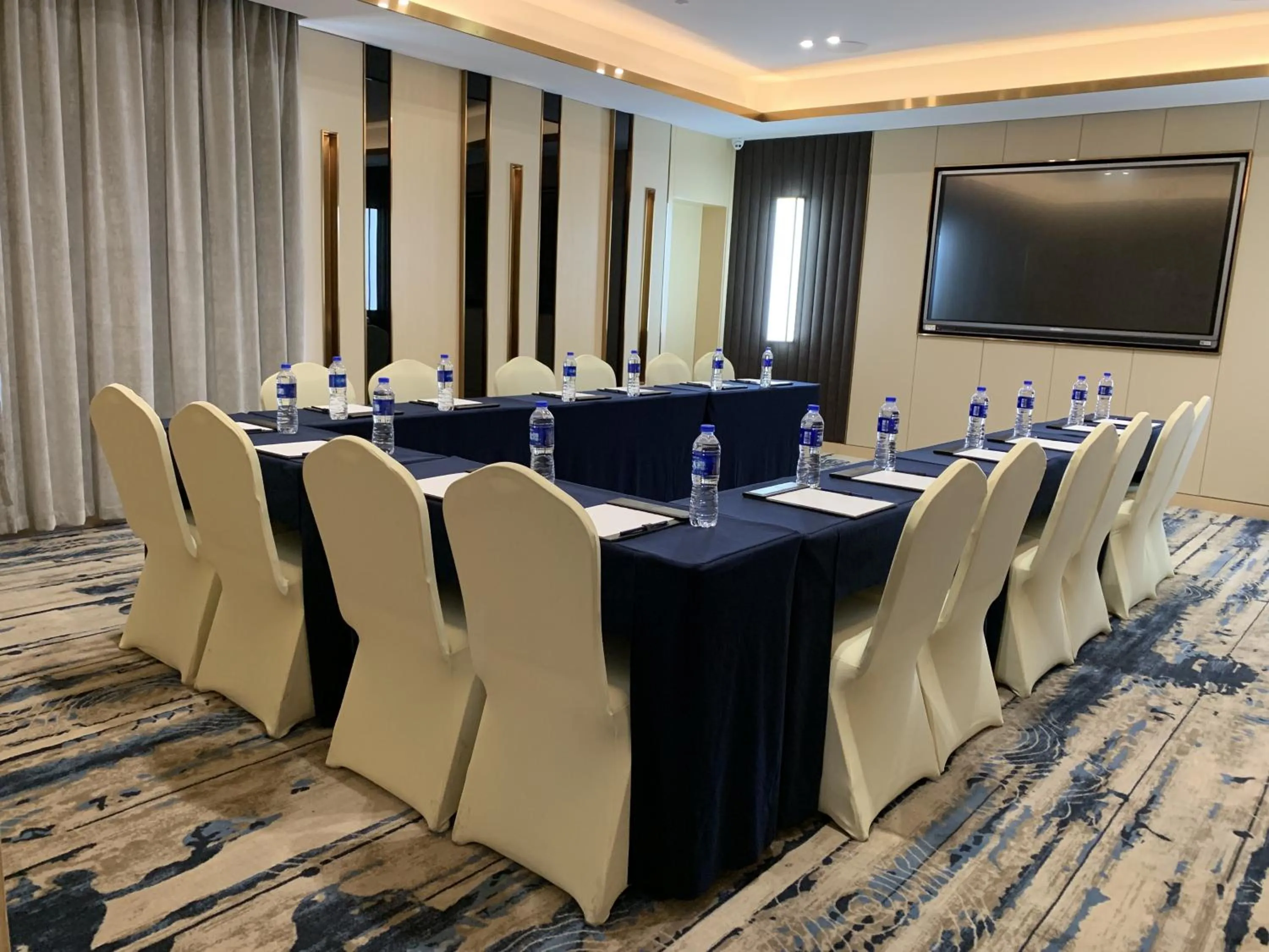 Meeting/conference room in Holiday Inn Express Chengdu Tianhe by IHG