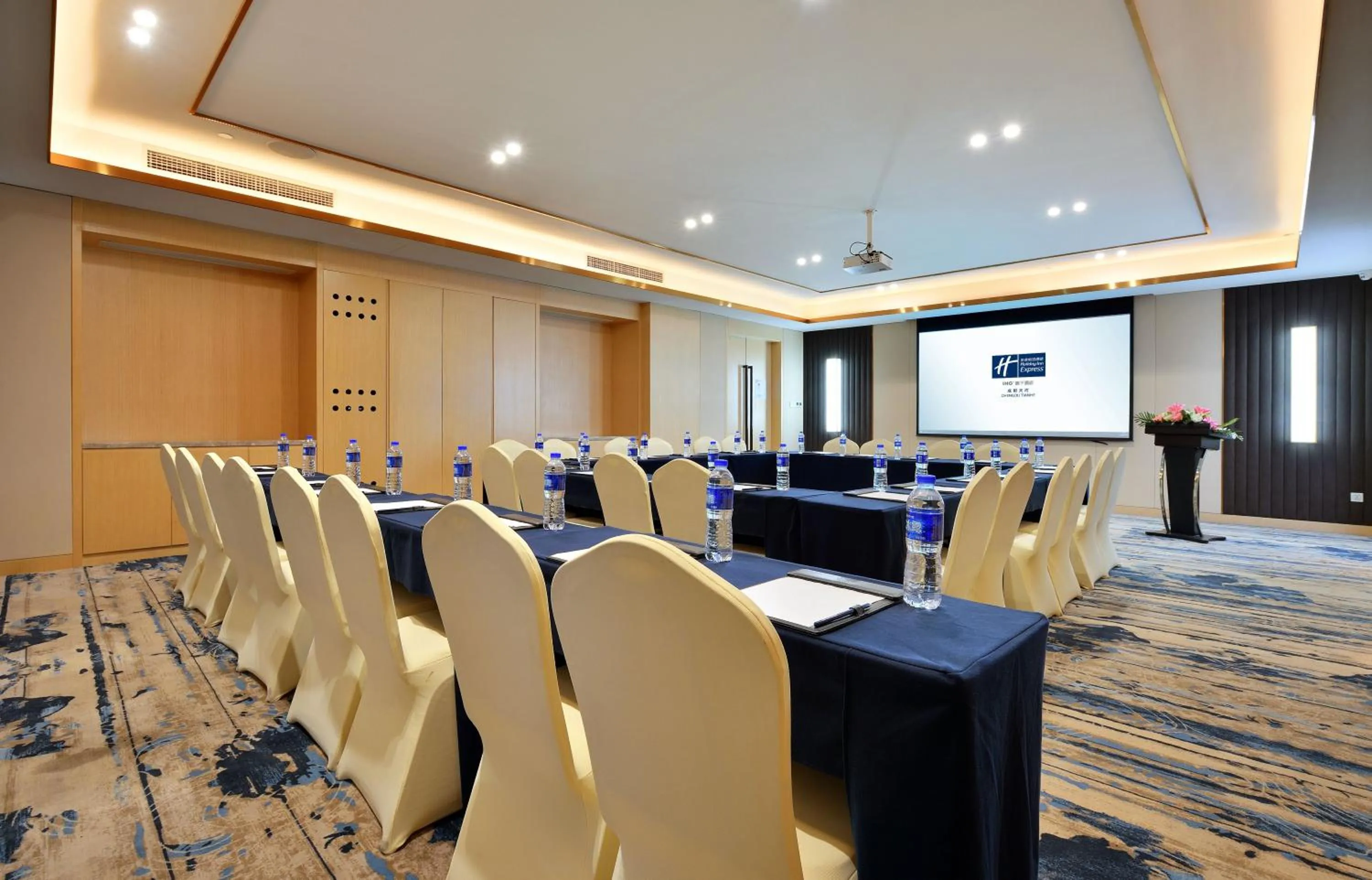 Meeting/conference room in Holiday Inn Express Chengdu Tianhe by IHG