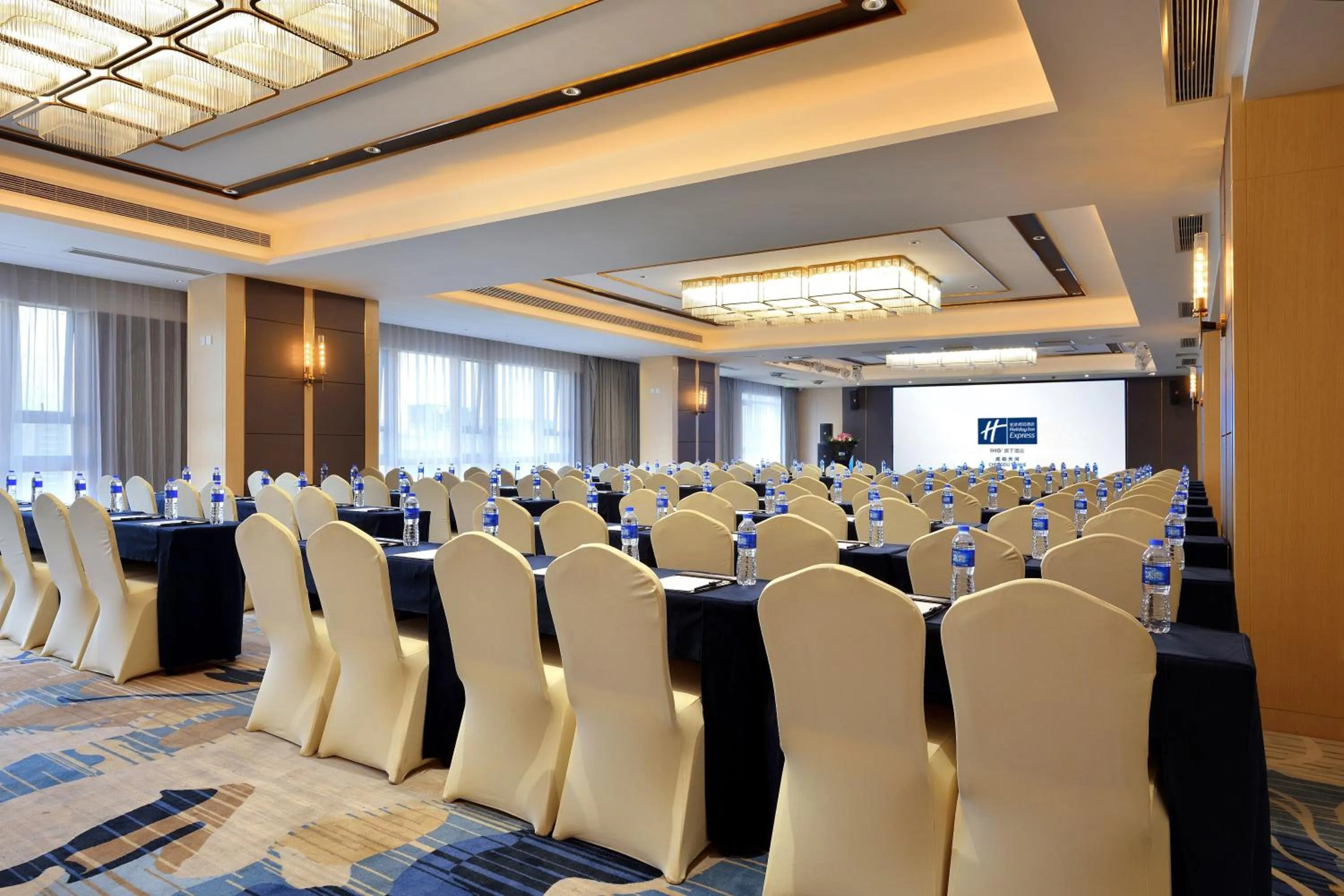 Meeting/conference room in Holiday Inn Express Chengdu Tianhe by IHG