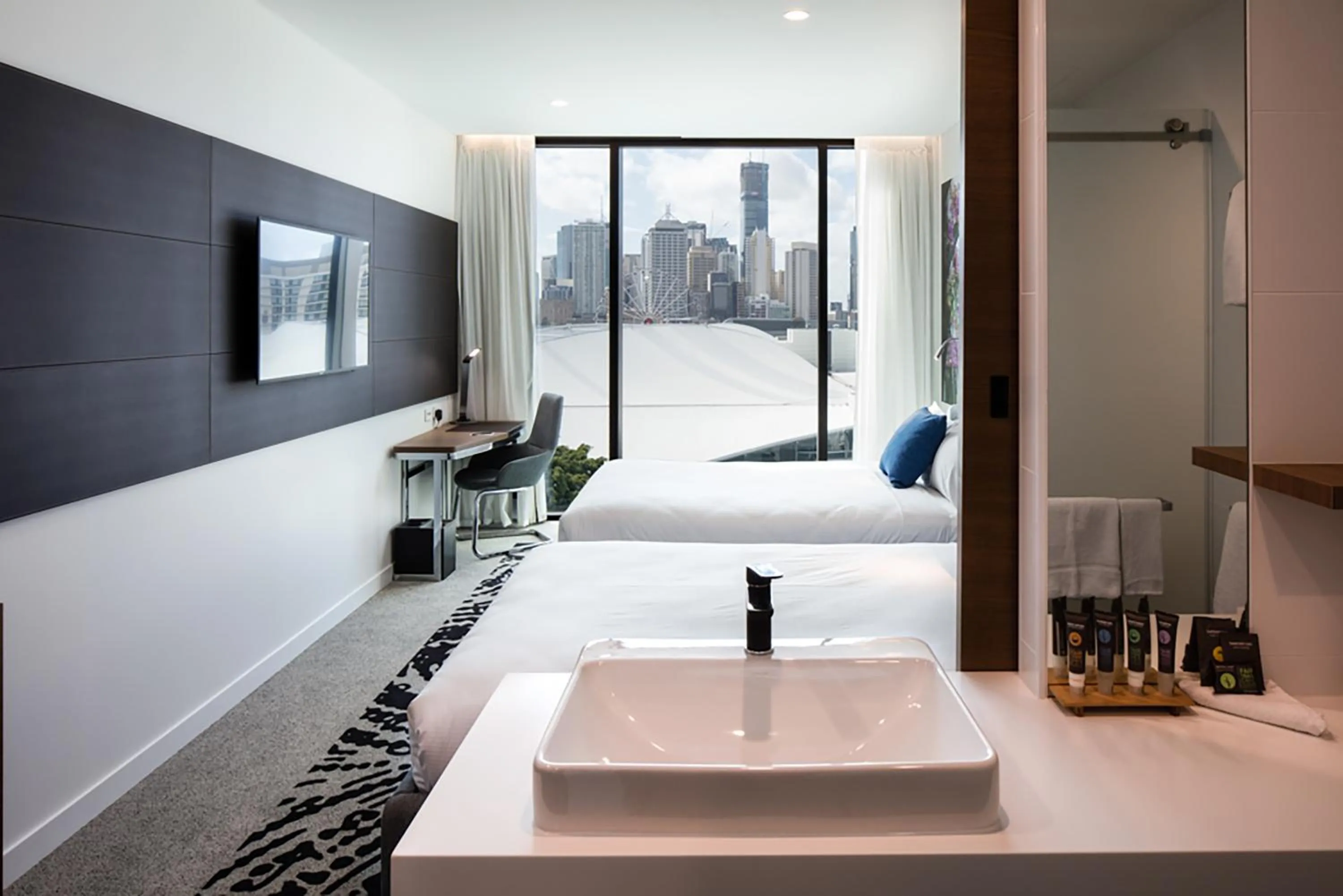 Bathroom, Bed in Novotel Brisbane South Bank