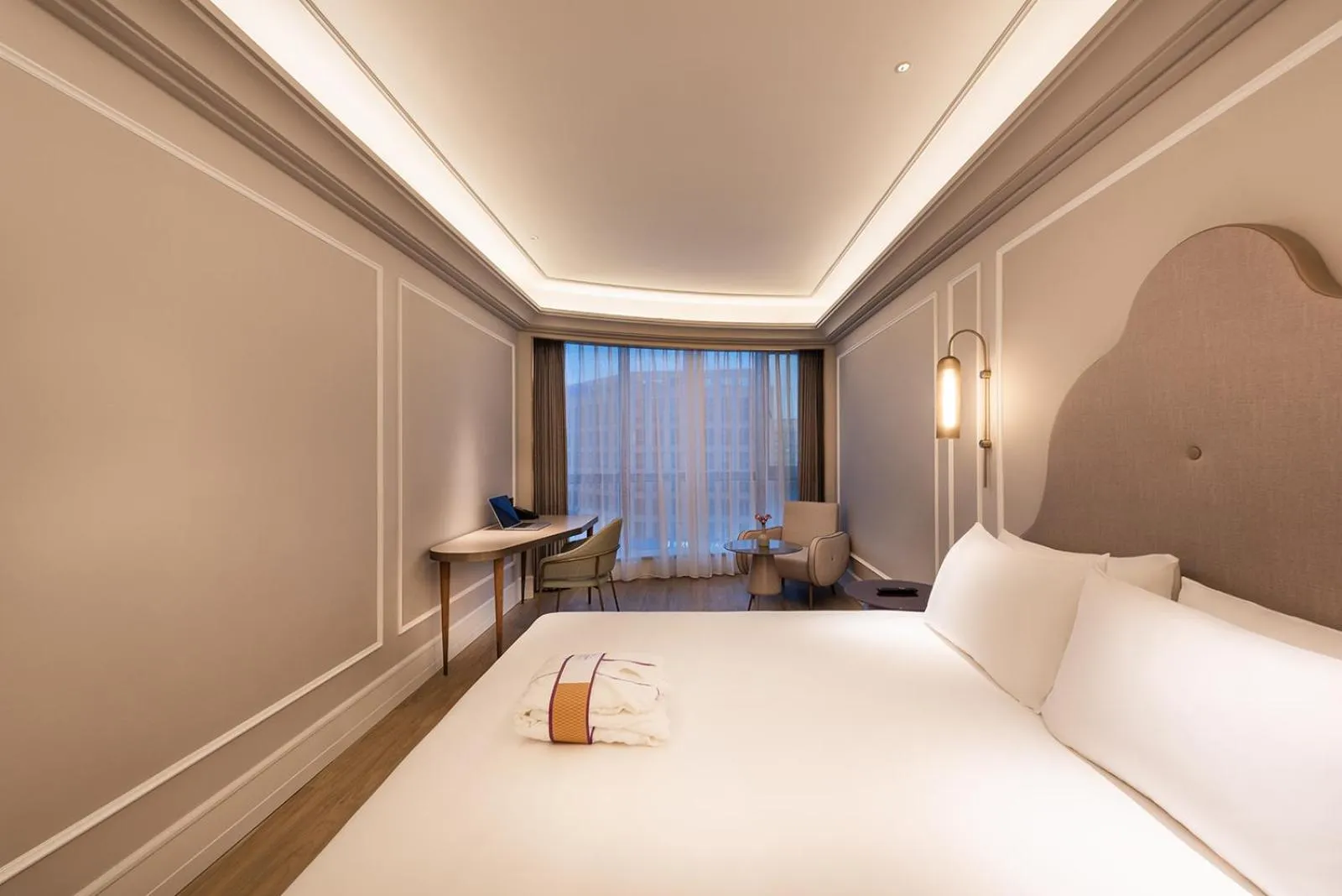 Photo of the whole room, Bed in Mercure Shanghai Hongqiao SOHO