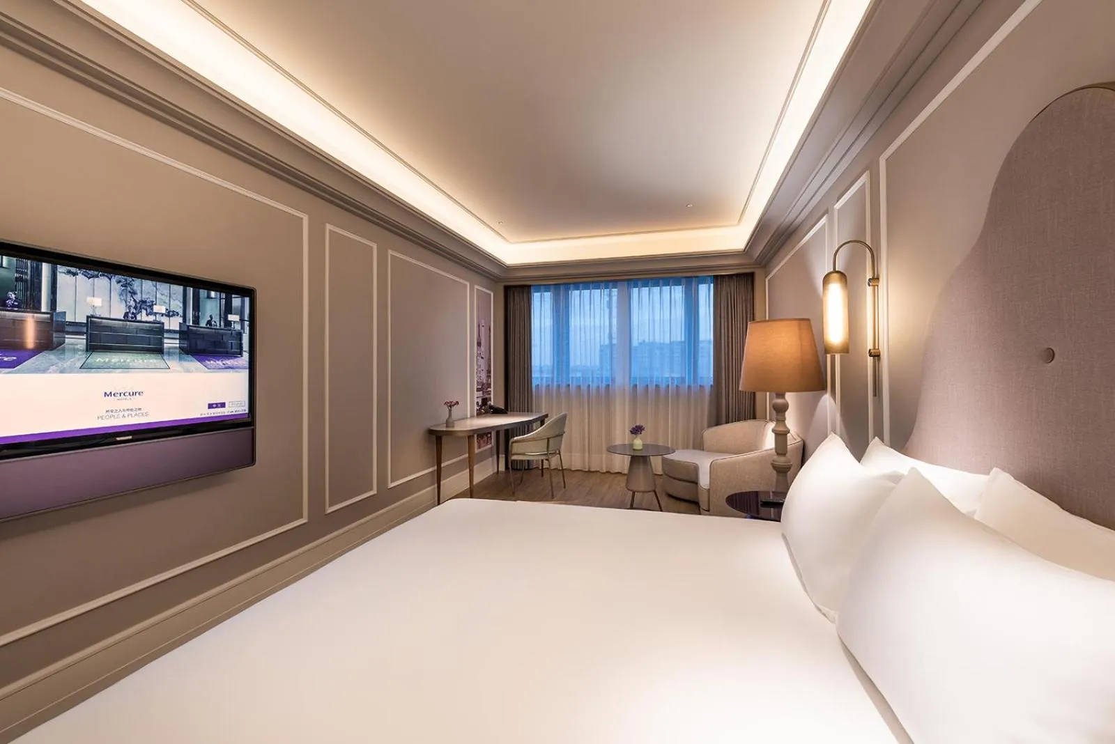 Photo of the whole room, Bed in Mercure Shanghai Hongqiao SOHO
