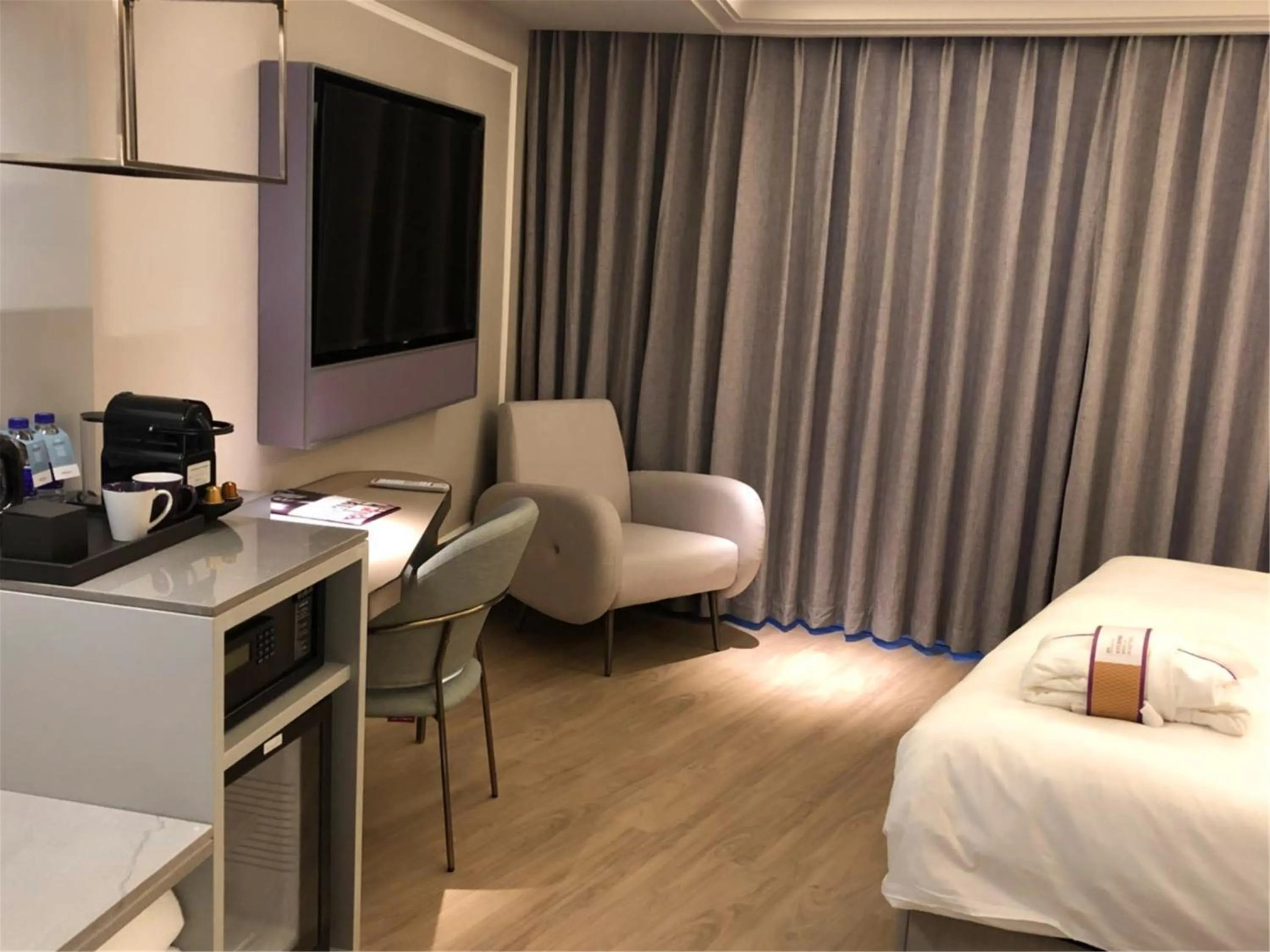 Seating area, Bed in Mercure Hangzhou West Lake