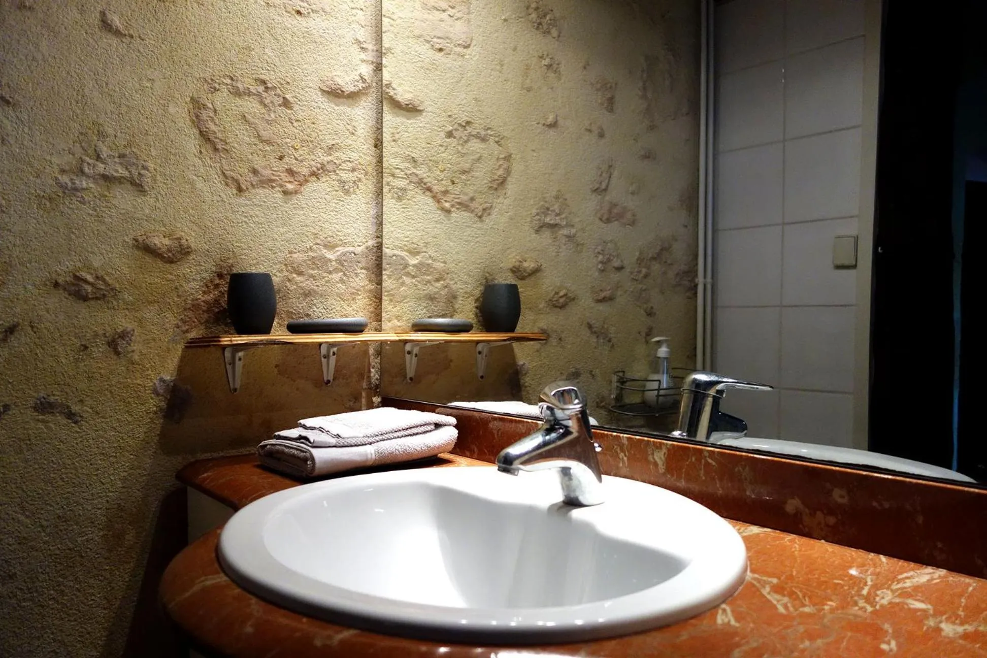 Bathroom in Les Jardins de Camelot