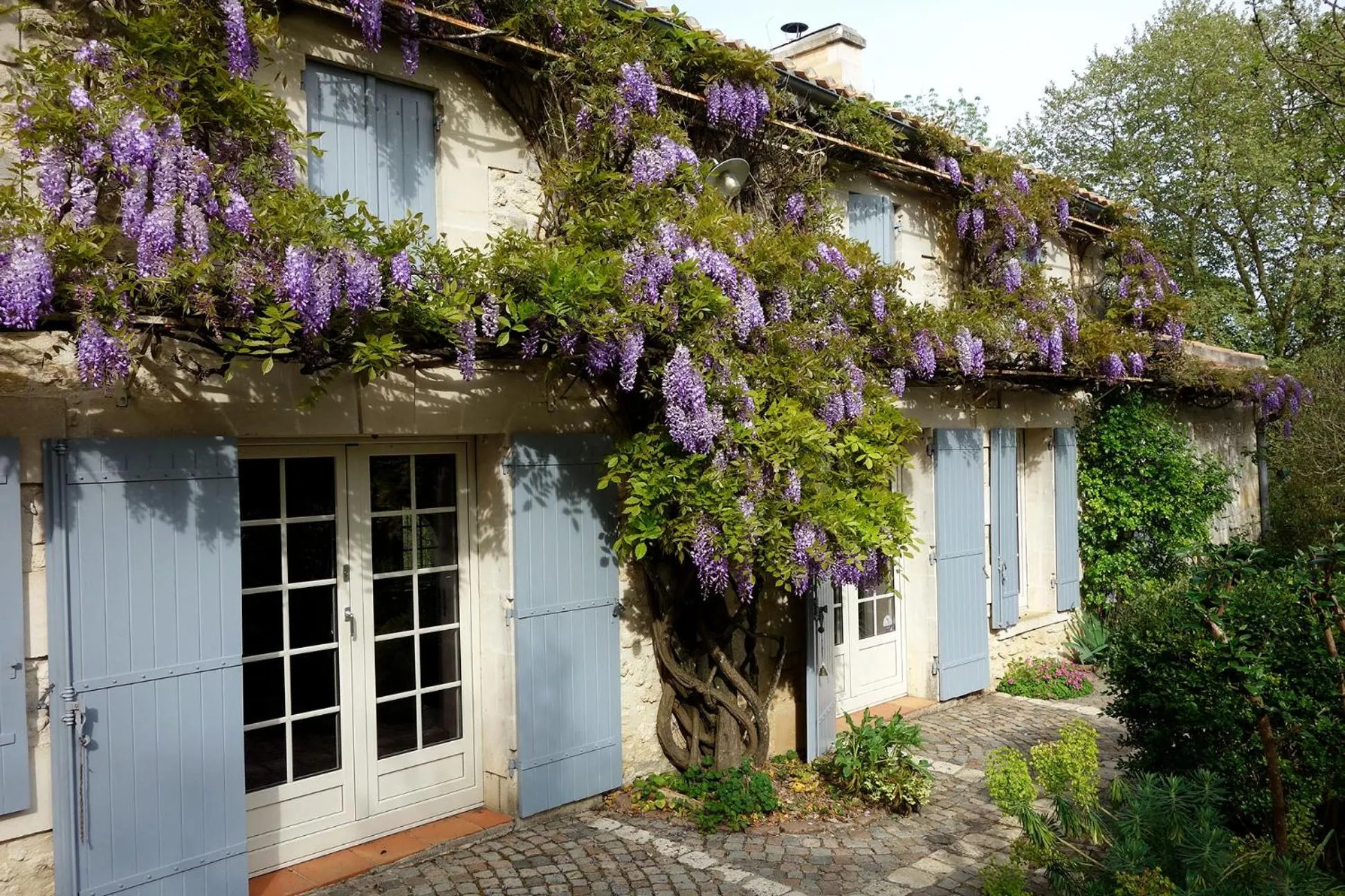 Facade/entrance in Les Jardins de Camelot