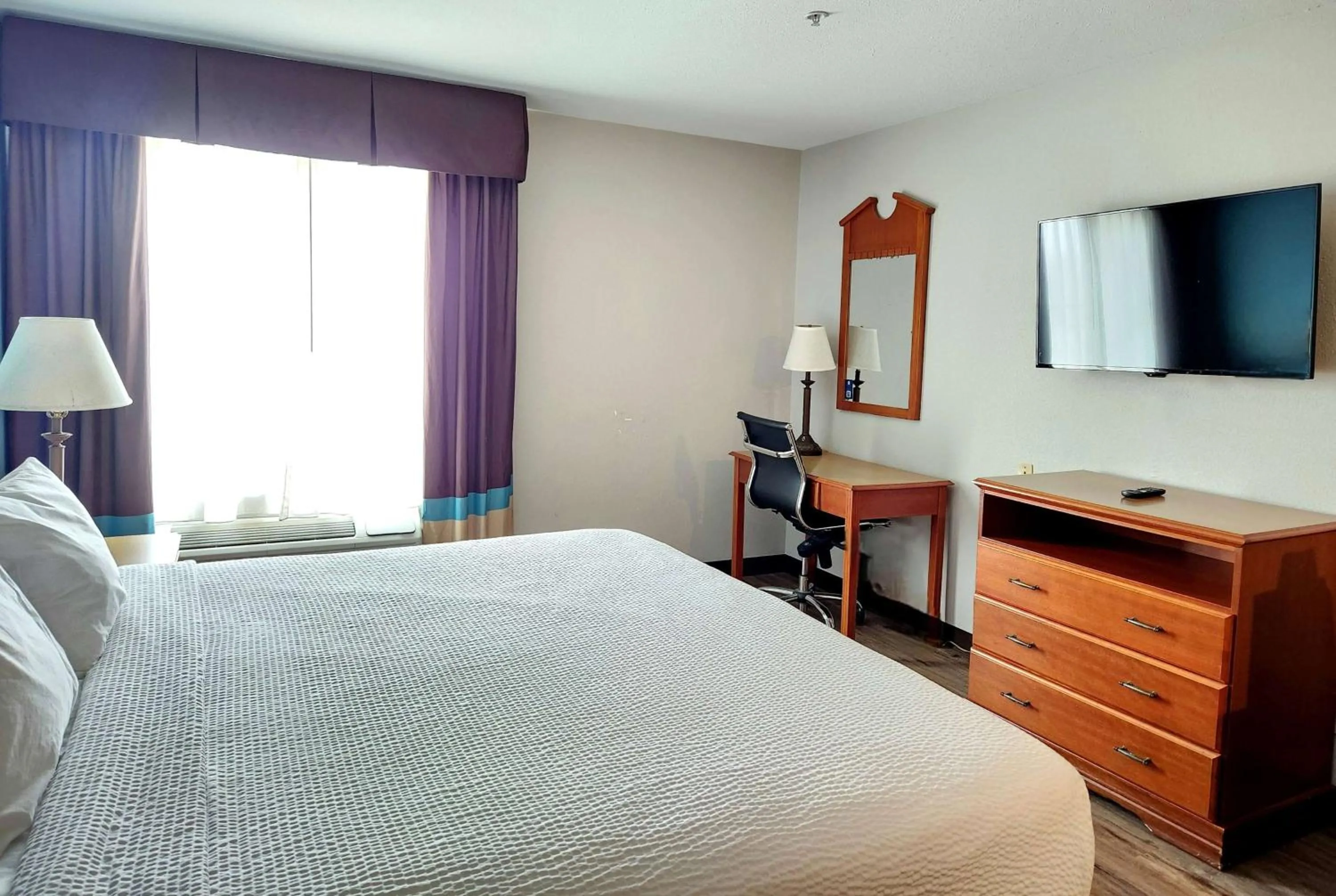 Photo of the whole room, Bed in Days Inn & Suites by Wyndham Thibodaux