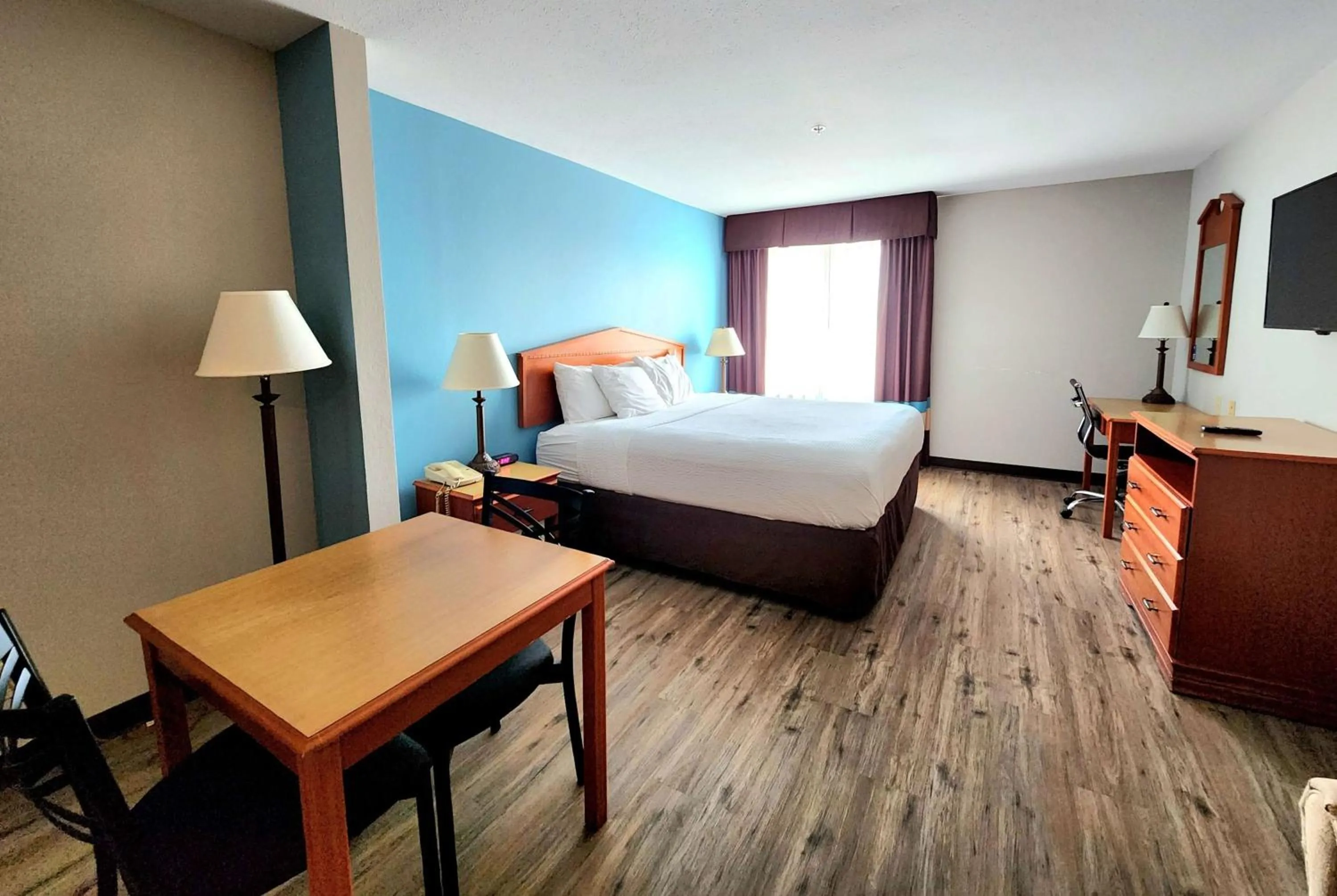 Photo of the whole room, Bed in Days Inn & Suites by Wyndham Thibodaux