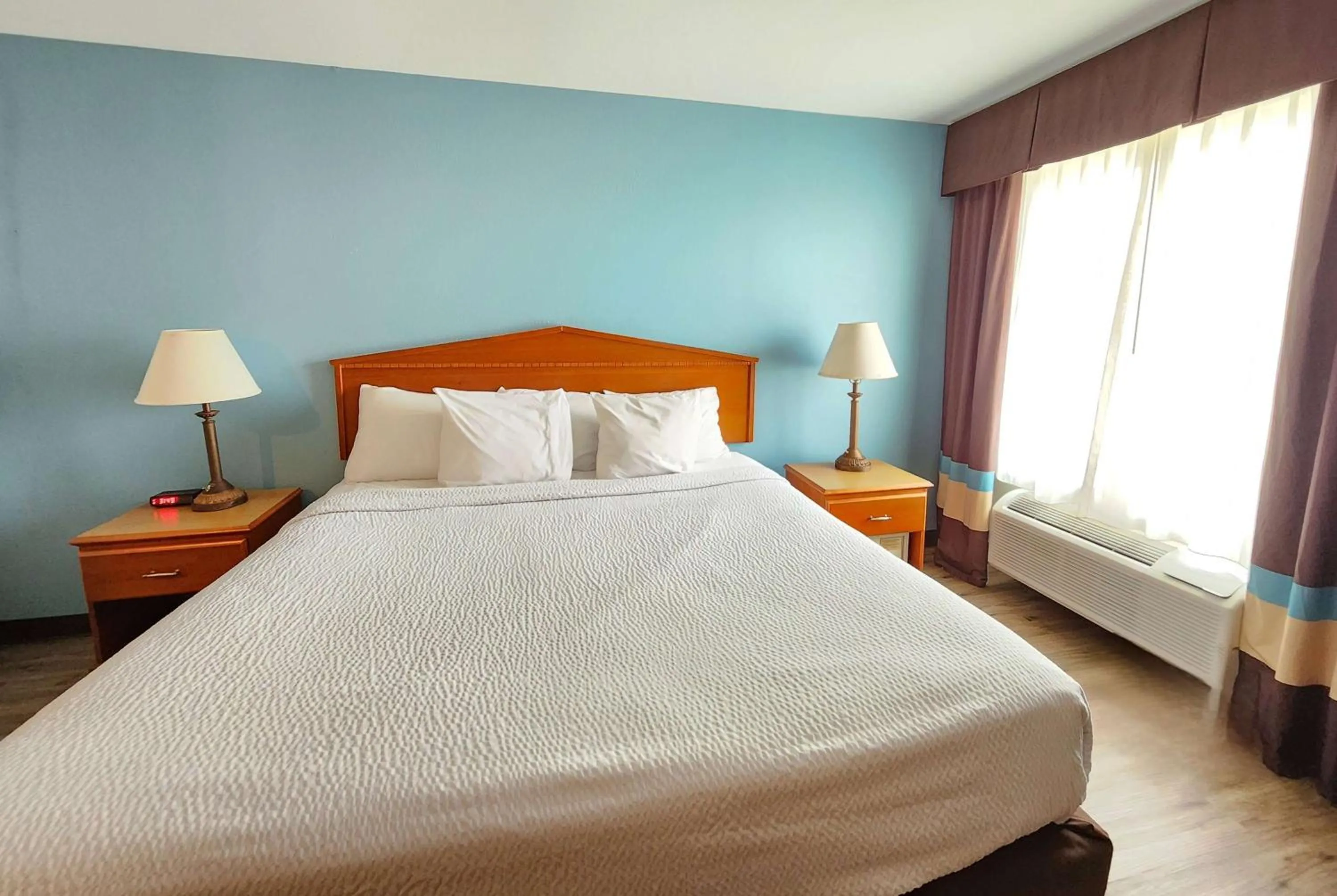 Photo of the whole room, Bed in Days Inn & Suites by Wyndham Thibodaux