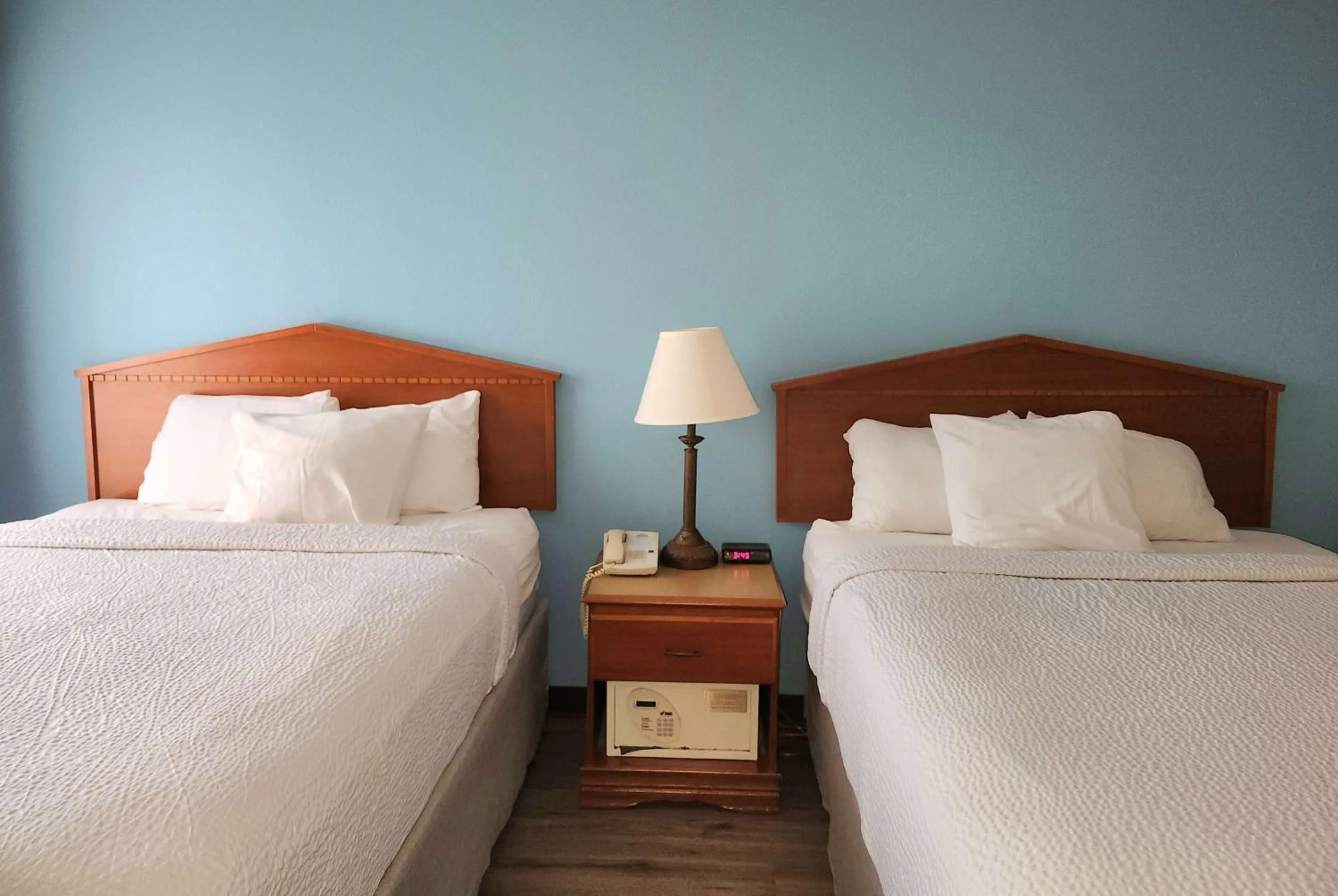 Photo of the whole room, Bed in Days Inn & Suites by Wyndham Thibodaux