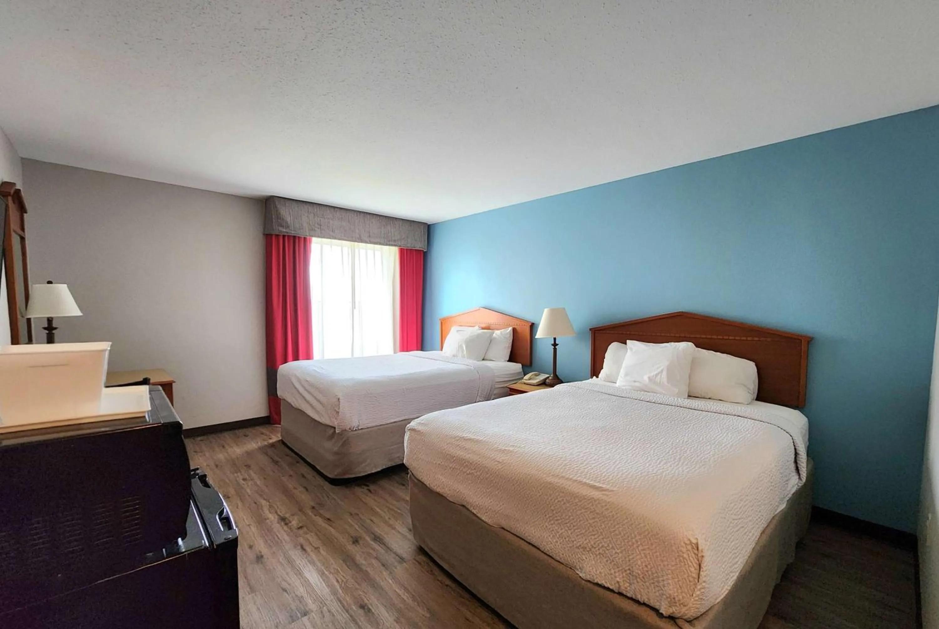 Photo of the whole room, Bed in Days Inn & Suites by Wyndham Thibodaux
