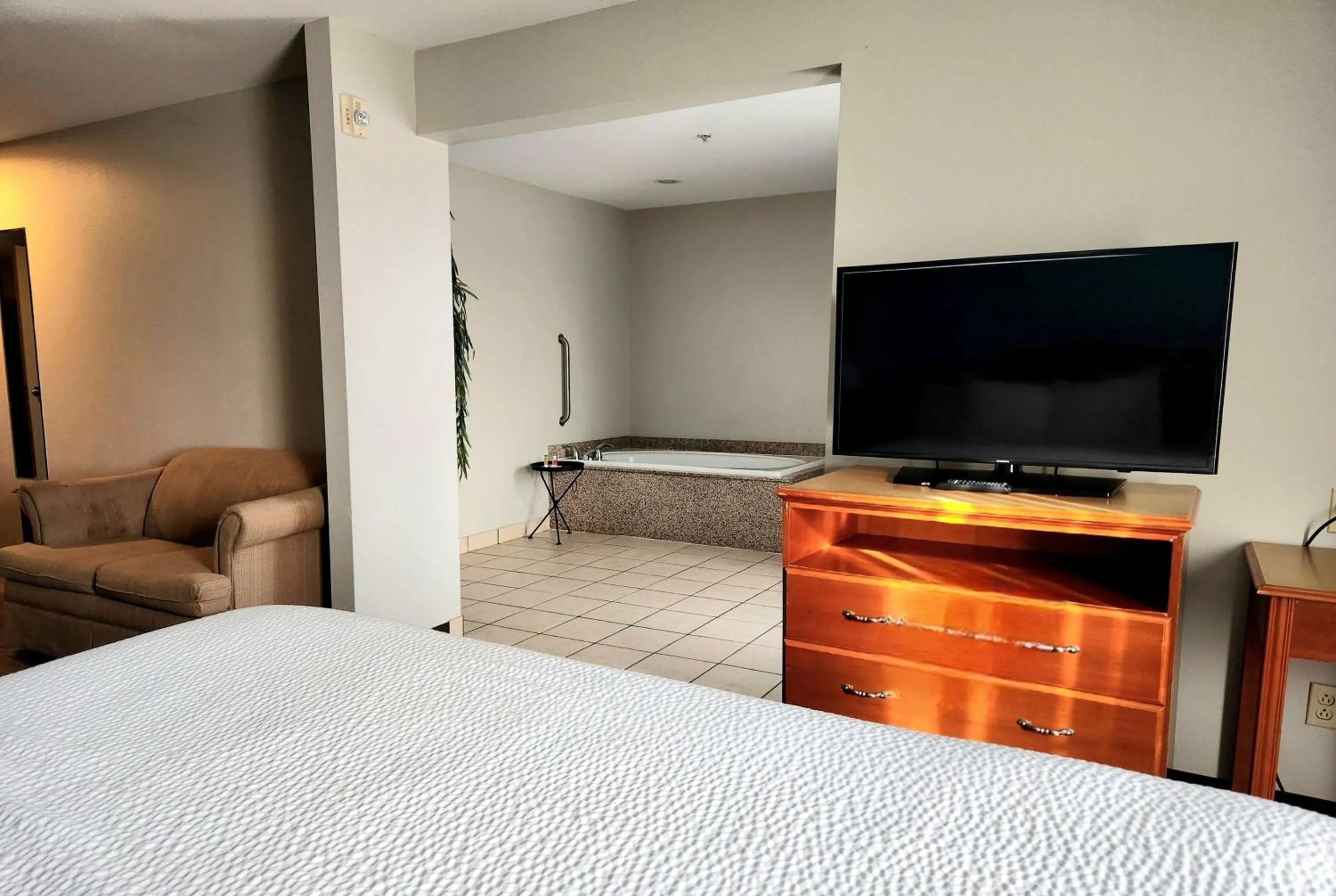 Photo of the whole room, Bed in Days Inn & Suites by Wyndham Thibodaux