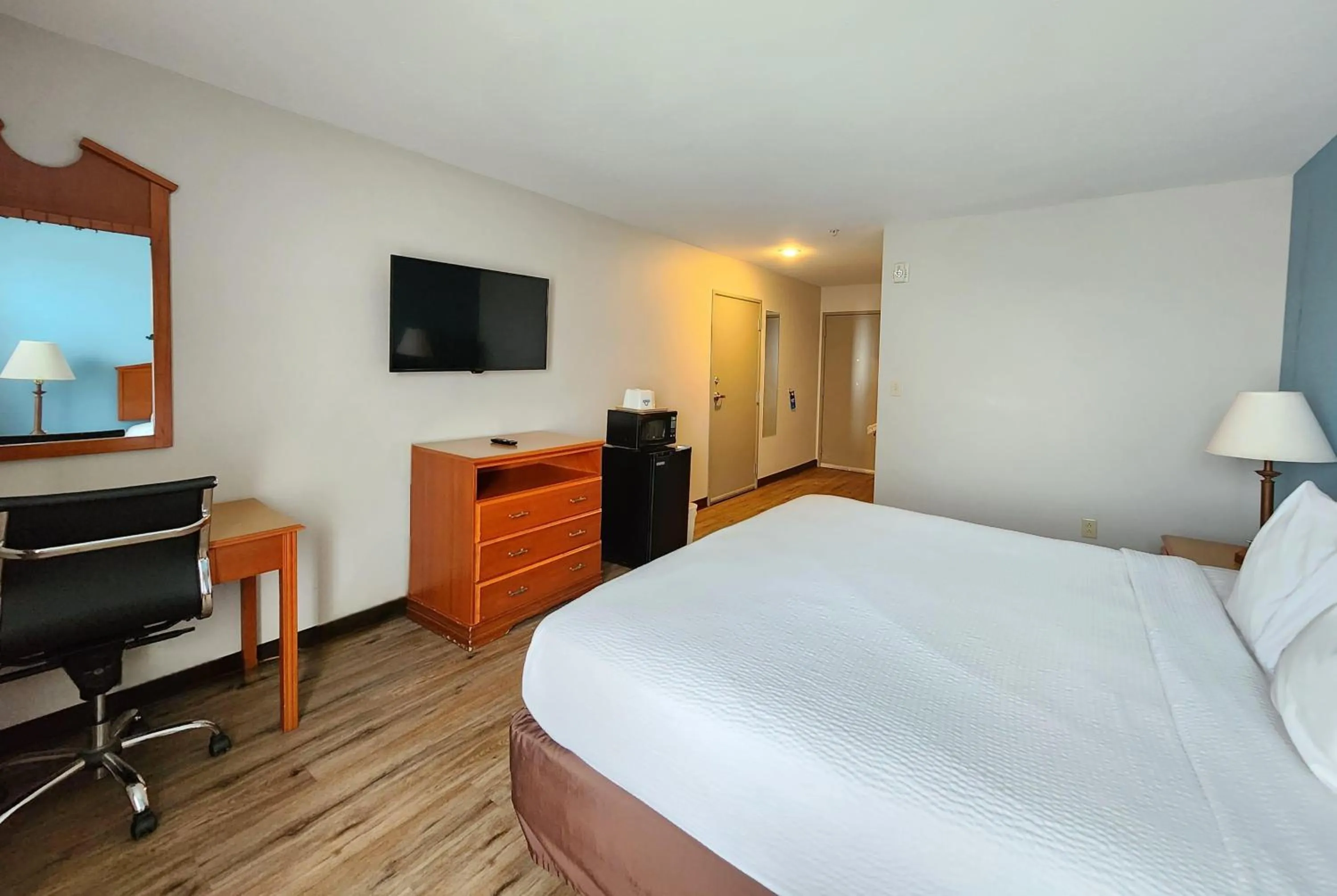 Photo of the whole room, Bed in Days Inn & Suites by Wyndham Thibodaux