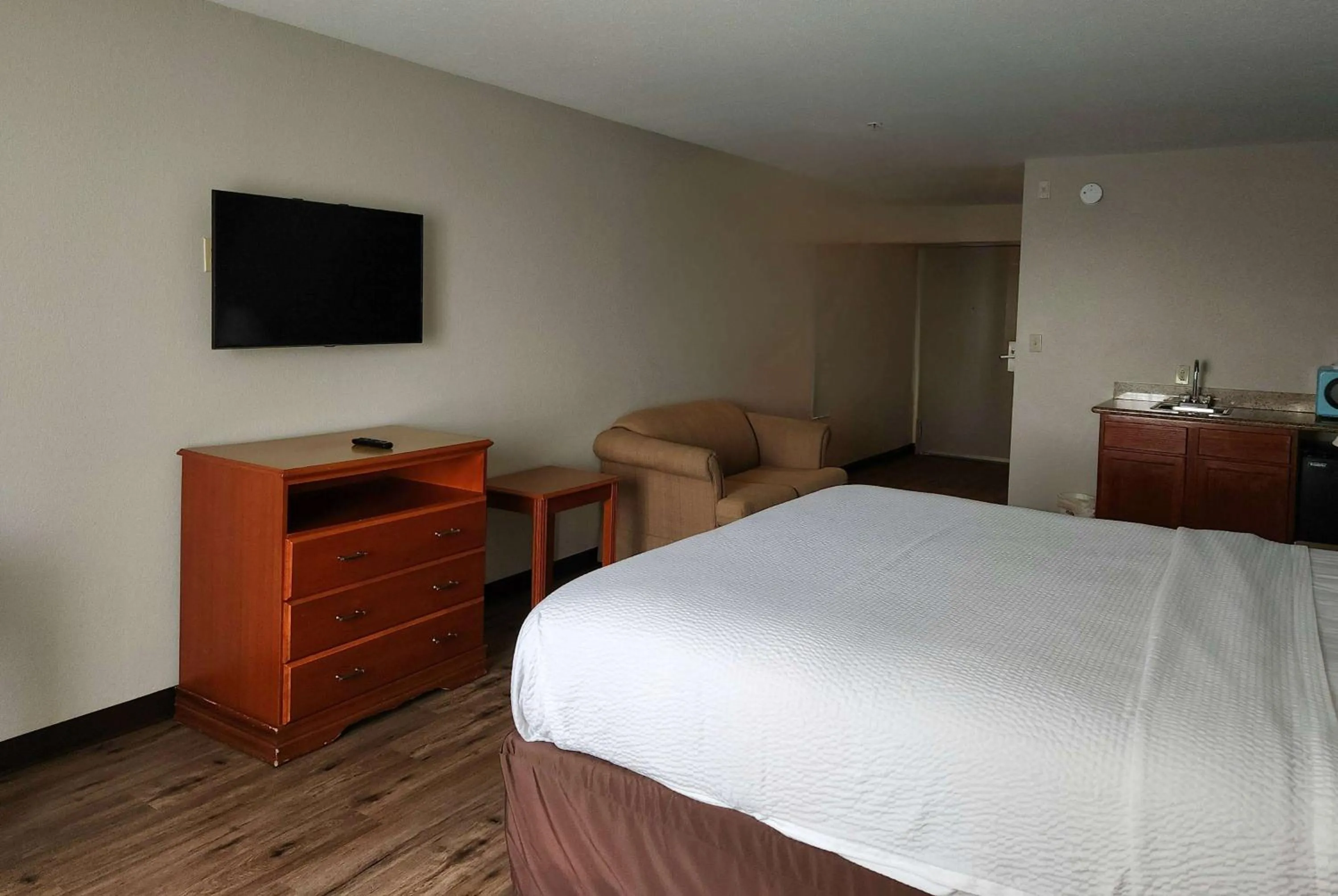 Photo of the whole room, Bed in Days Inn & Suites by Wyndham Thibodaux