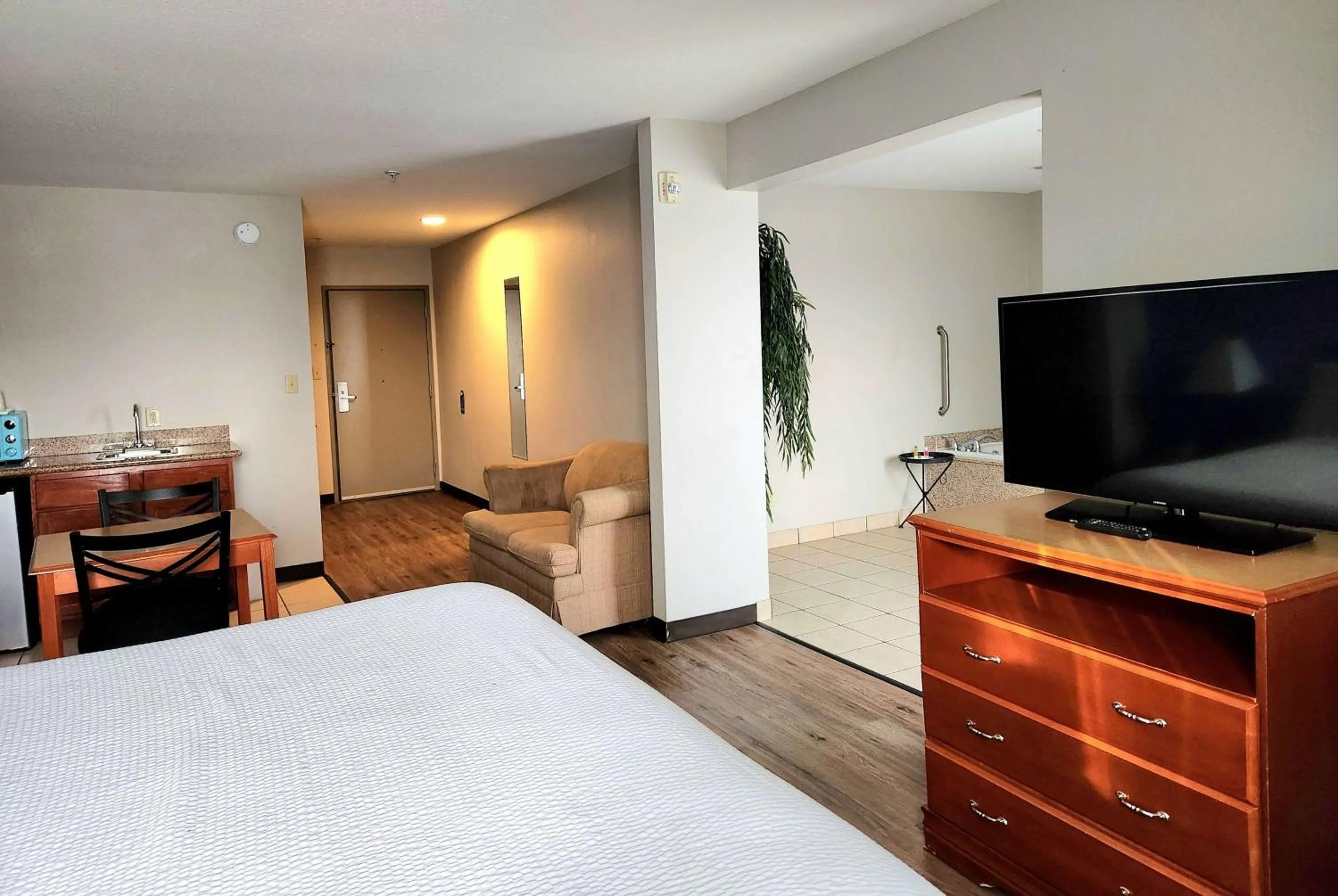 Photo of the whole room, Bed in Days Inn & Suites by Wyndham Thibodaux