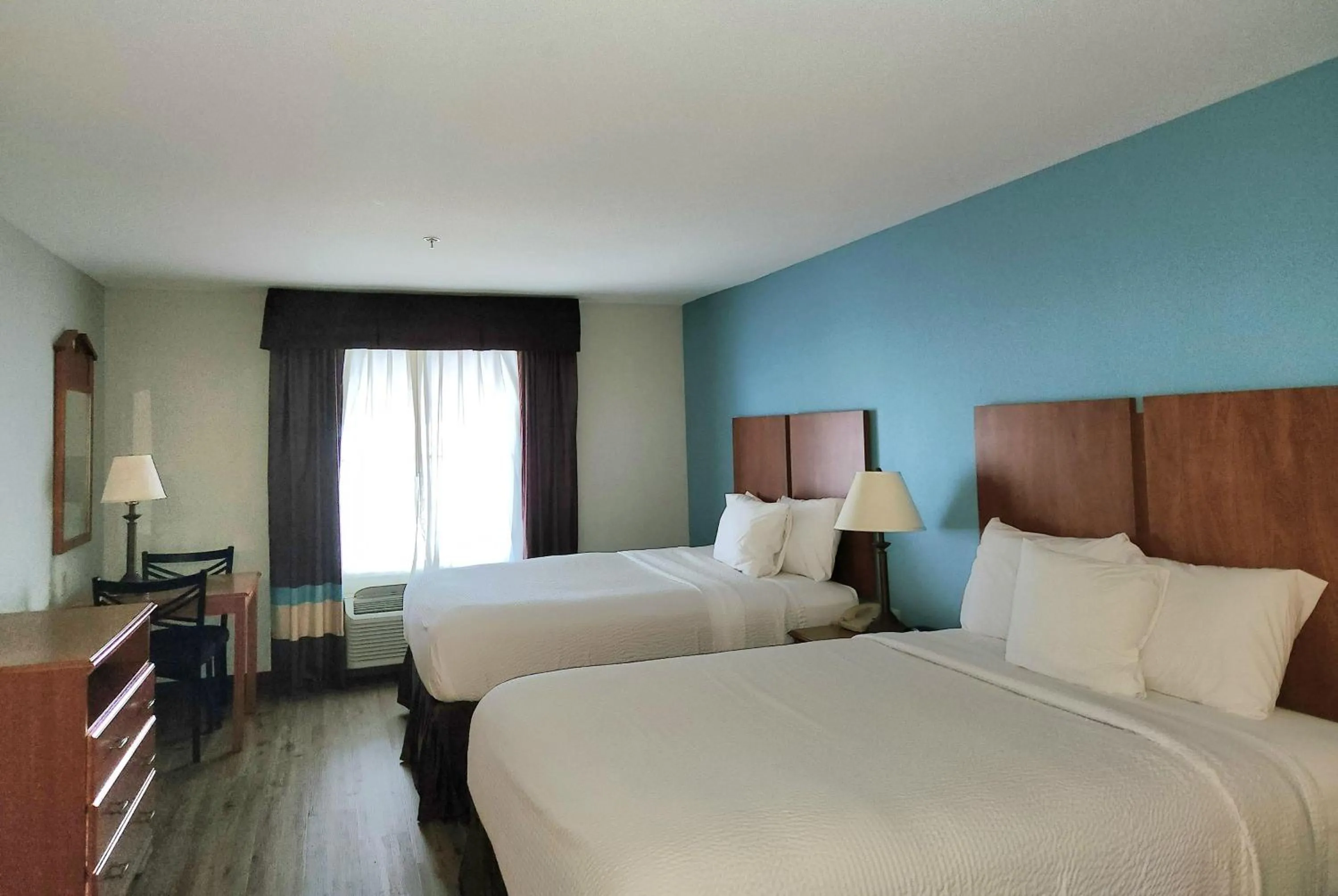 Photo of the whole room, Bed in Days Inn & Suites by Wyndham Thibodaux