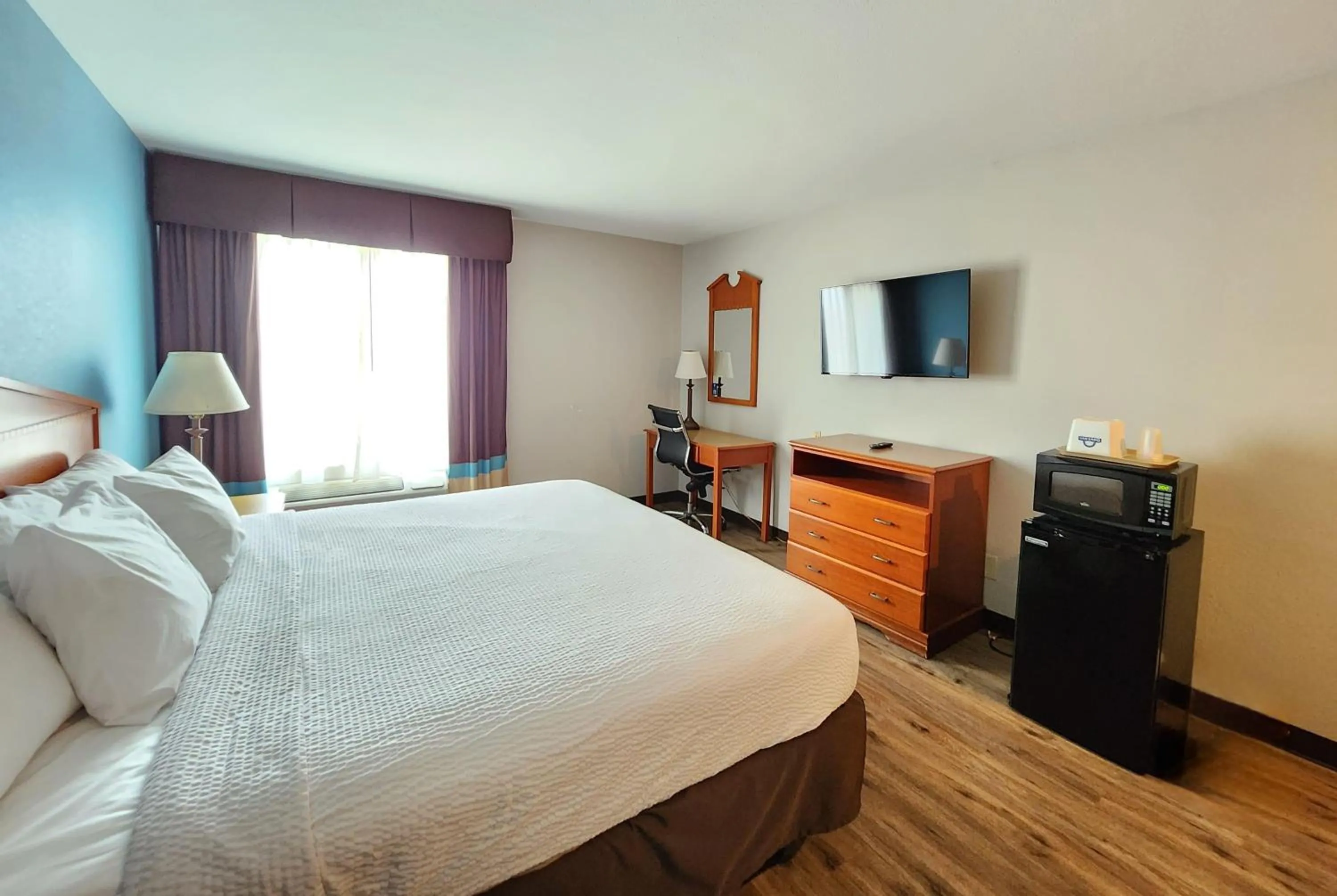 Photo of the whole room, Bed in Days Inn & Suites by Wyndham Thibodaux