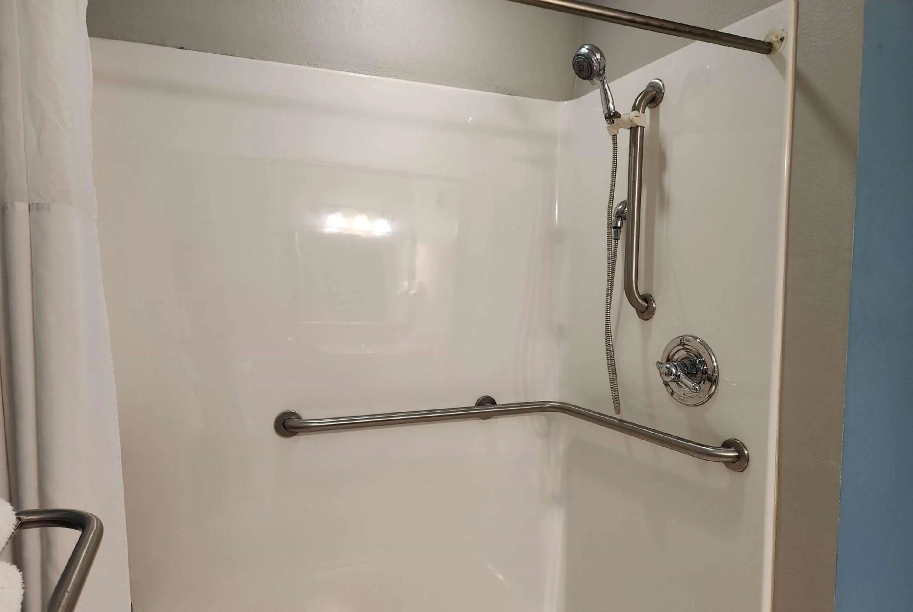 Bathroom in Days Inn & Suites by Wyndham Thibodaux