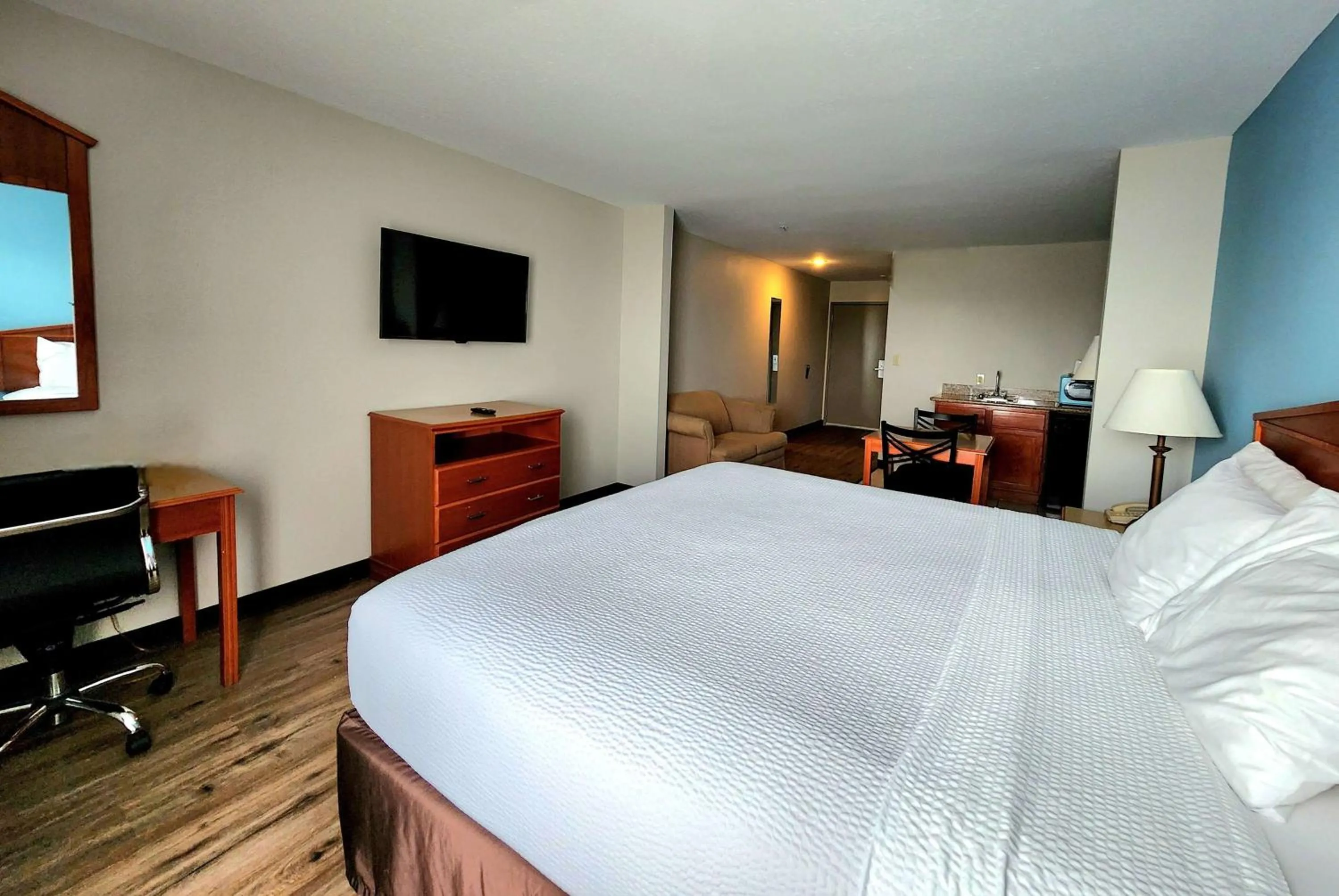Photo of the whole room, Bed in Days Inn & Suites by Wyndham Thibodaux