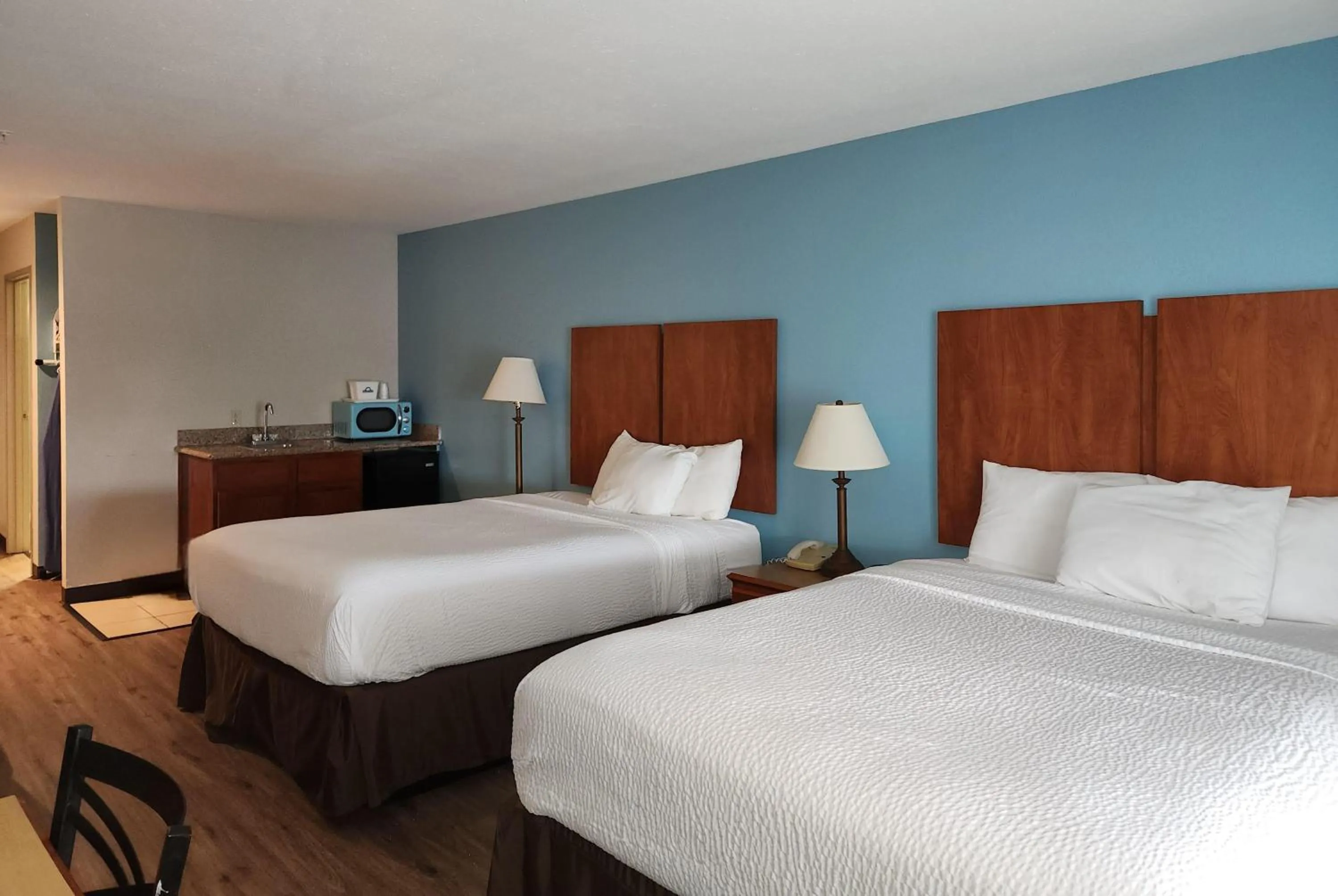 Photo of the whole room, Bed in Days Inn & Suites by Wyndham Thibodaux