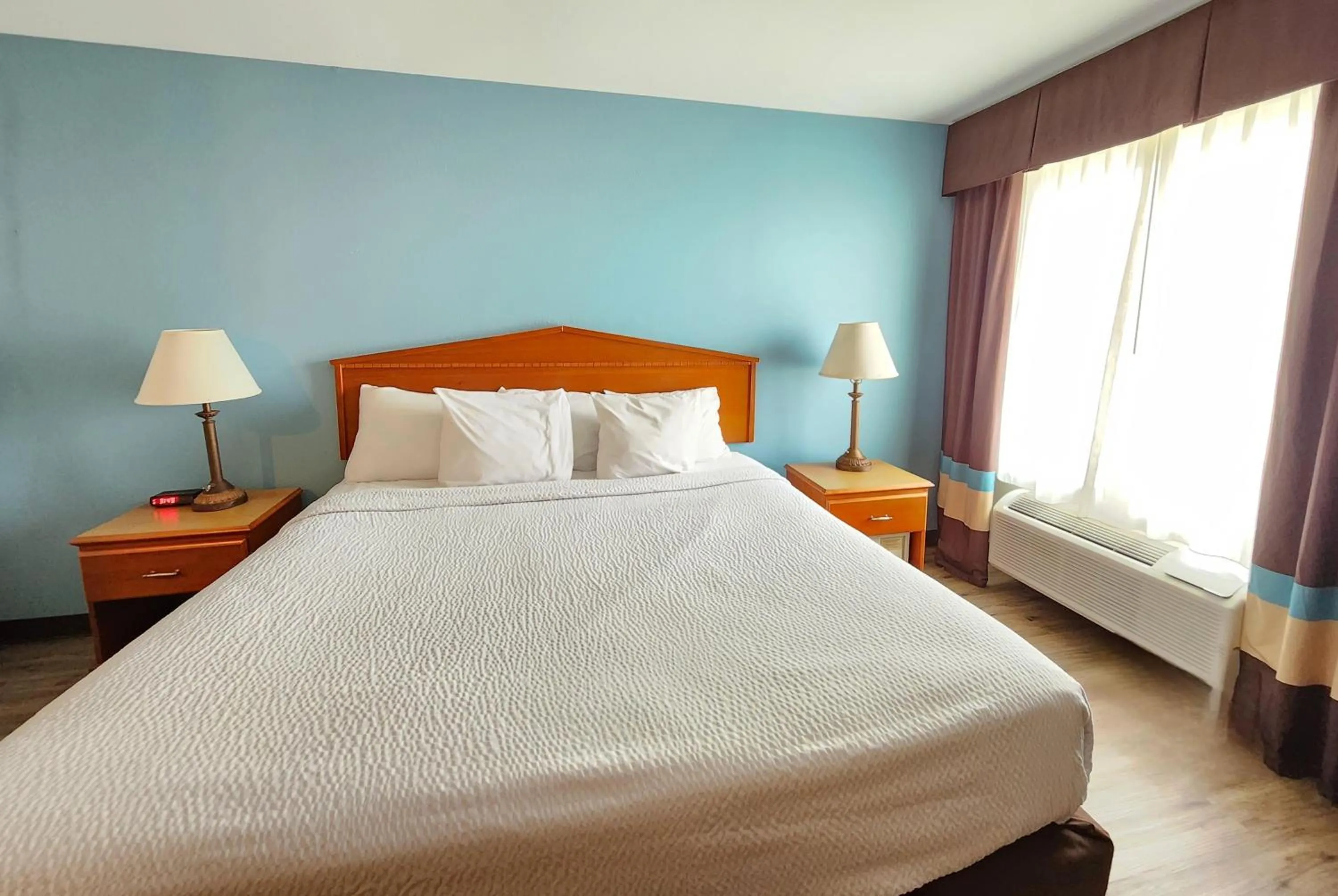 Photo of the whole room, Bed in Days Inn & Suites by Wyndham Thibodaux