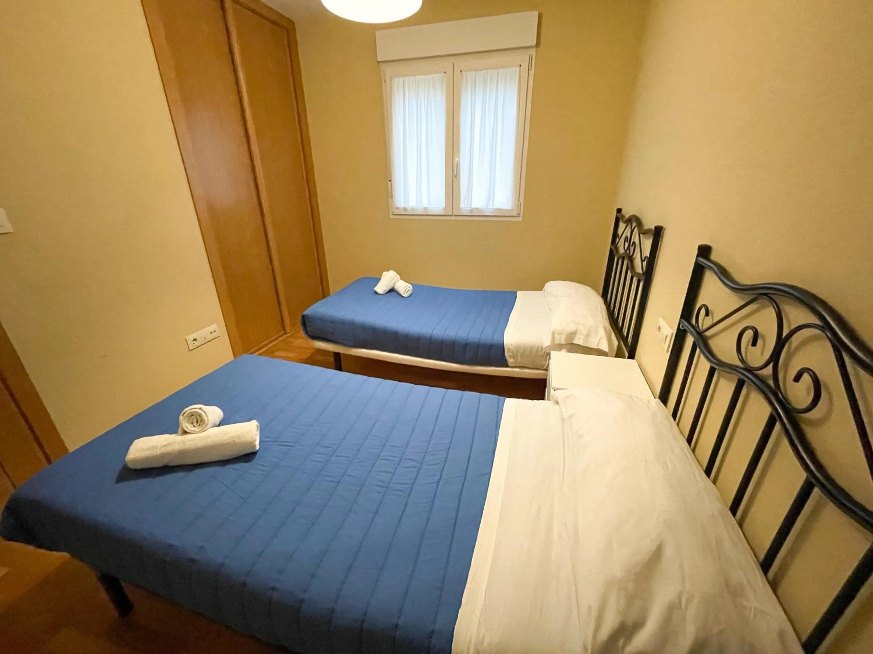 Bed in Alojamientos Playa de las Catedrales 3000