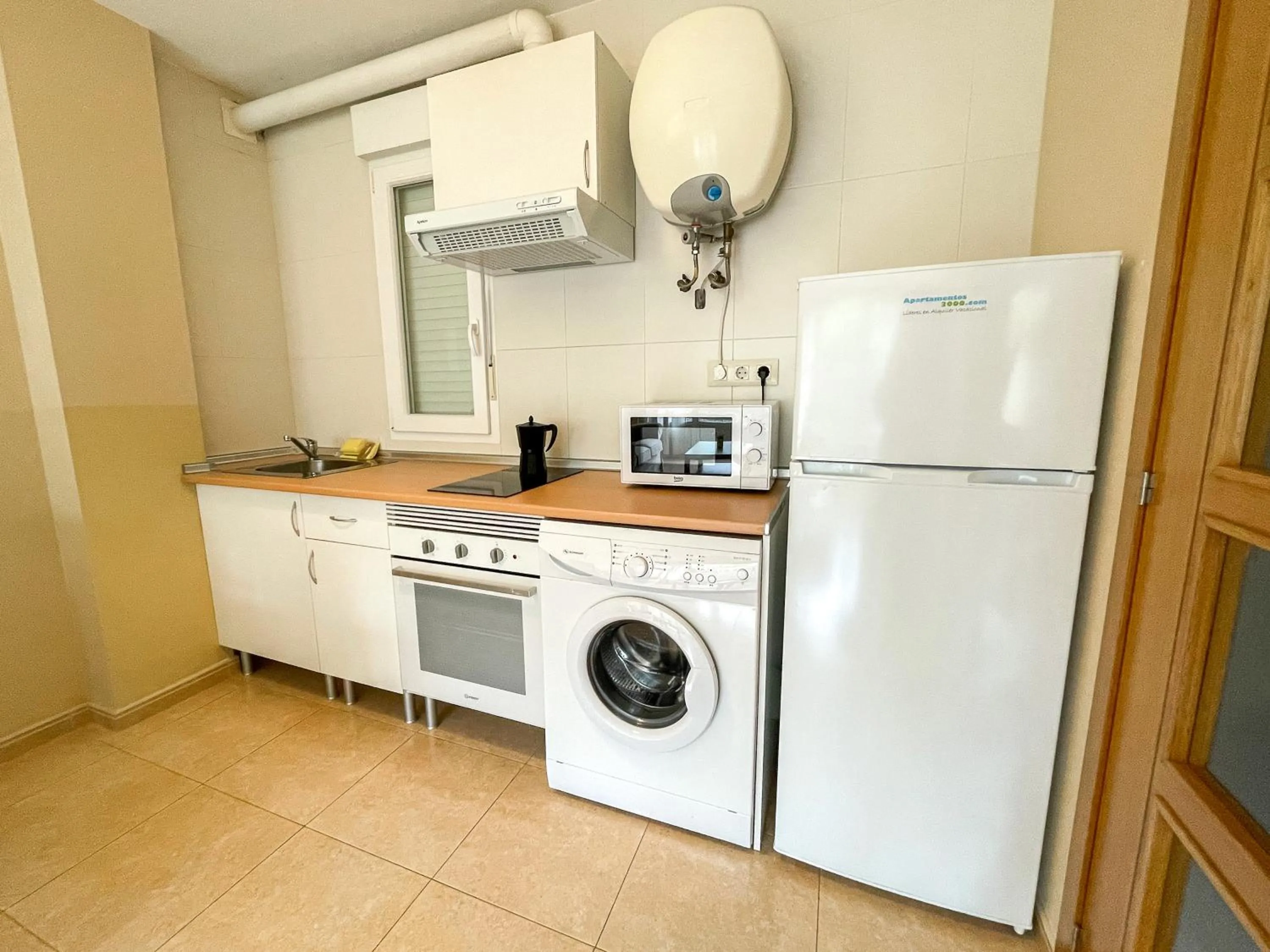 Kitchen or kitchenette in Alojamientos Playa de las Catedrales 3000