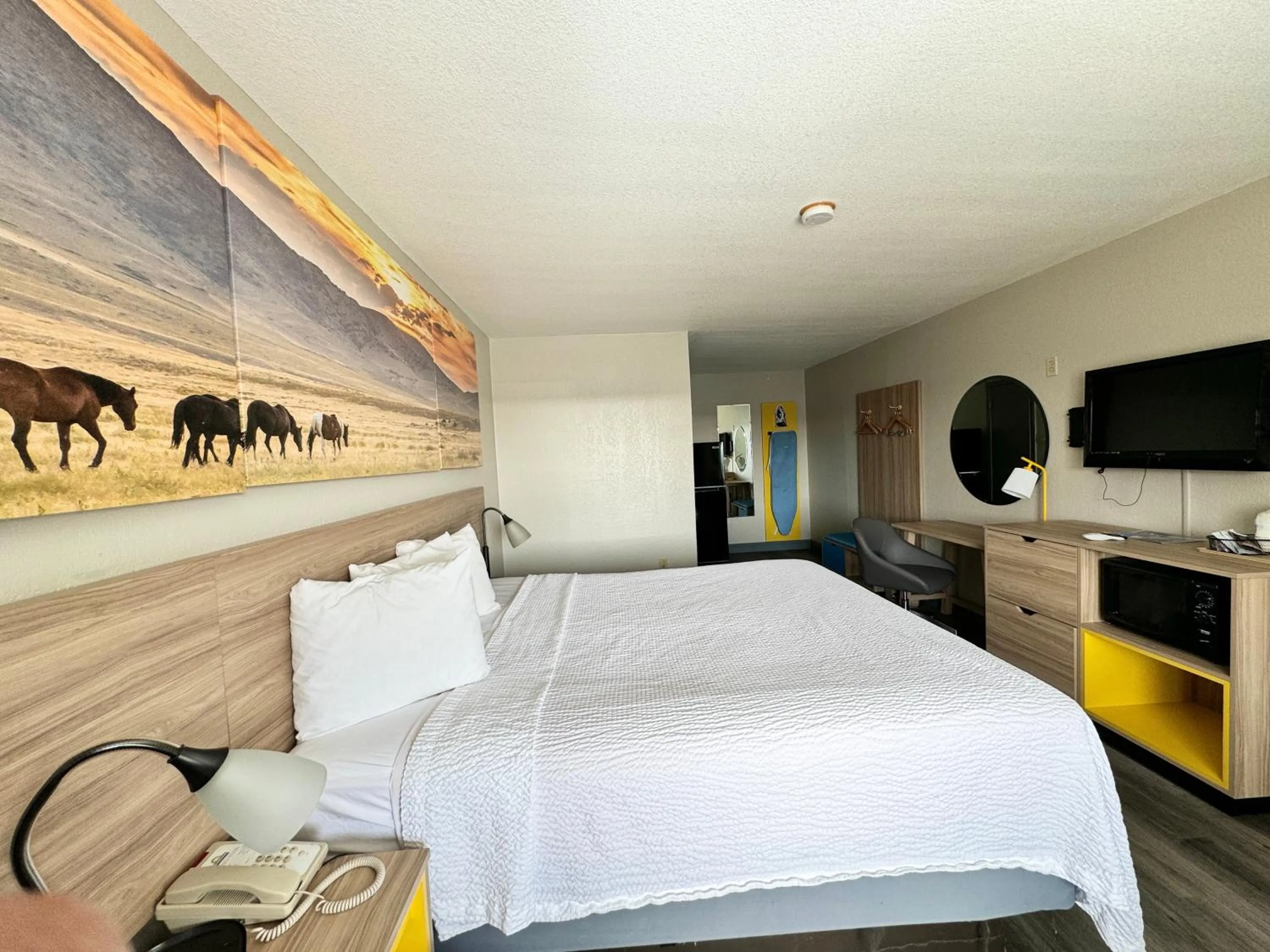 Photo of the whole room, Bed in Days Inn by Wyndham Van Horn TX