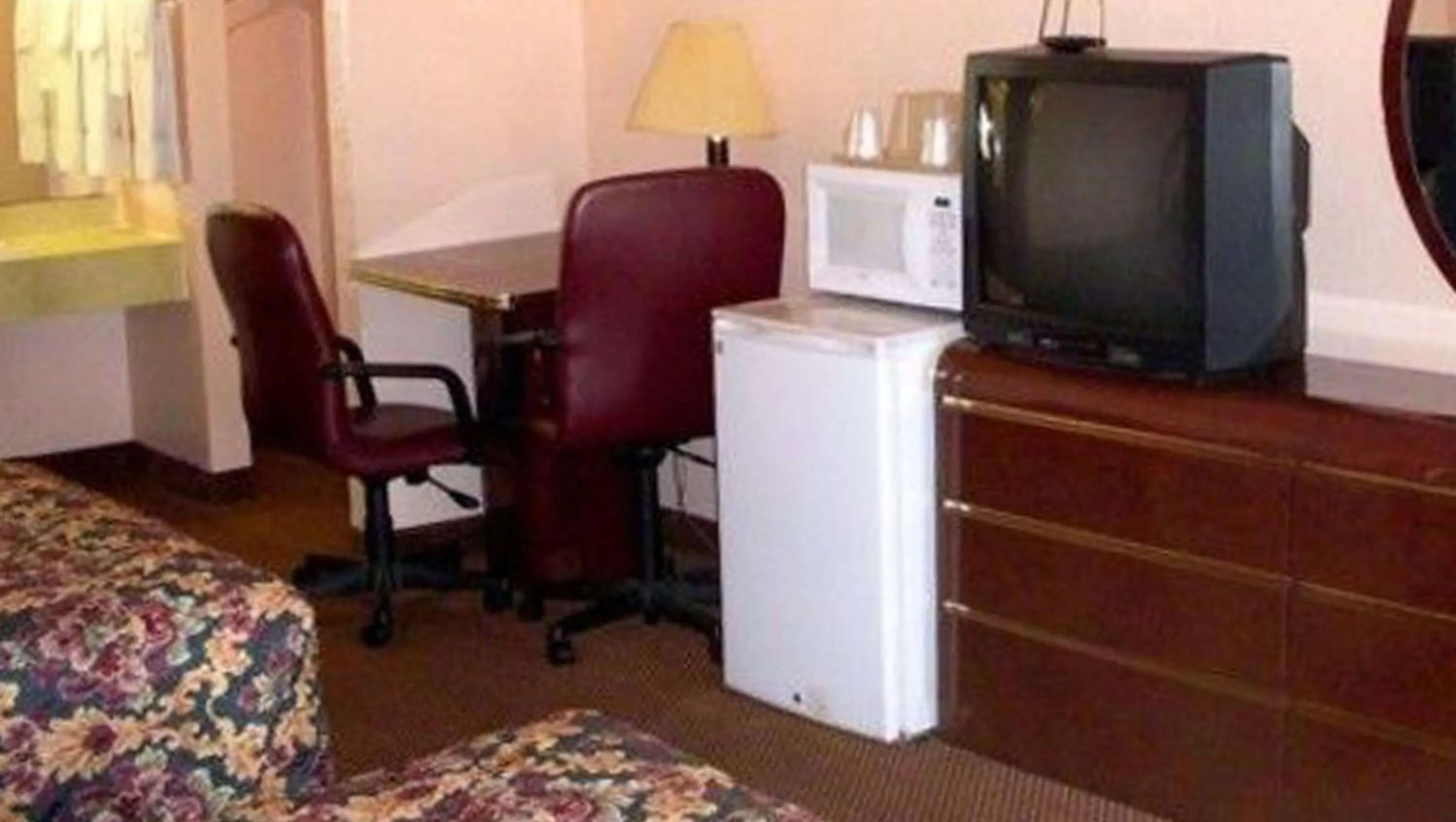 Photo of the whole room, TV/Entertainment Center in Executive Royal Inn Clewiston