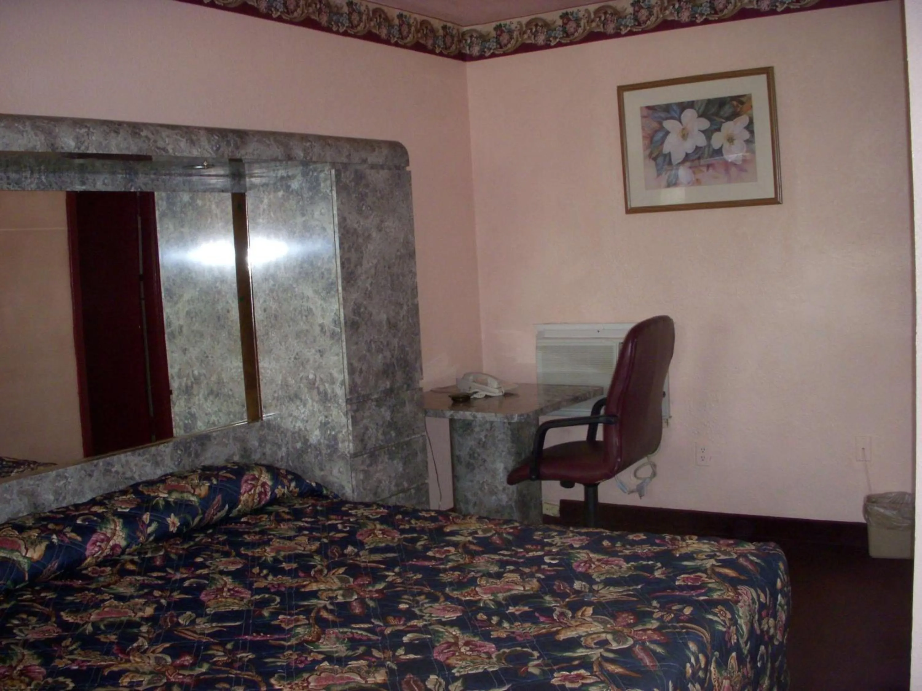 Photo of the whole room in Executive Royal Inn Clewiston
