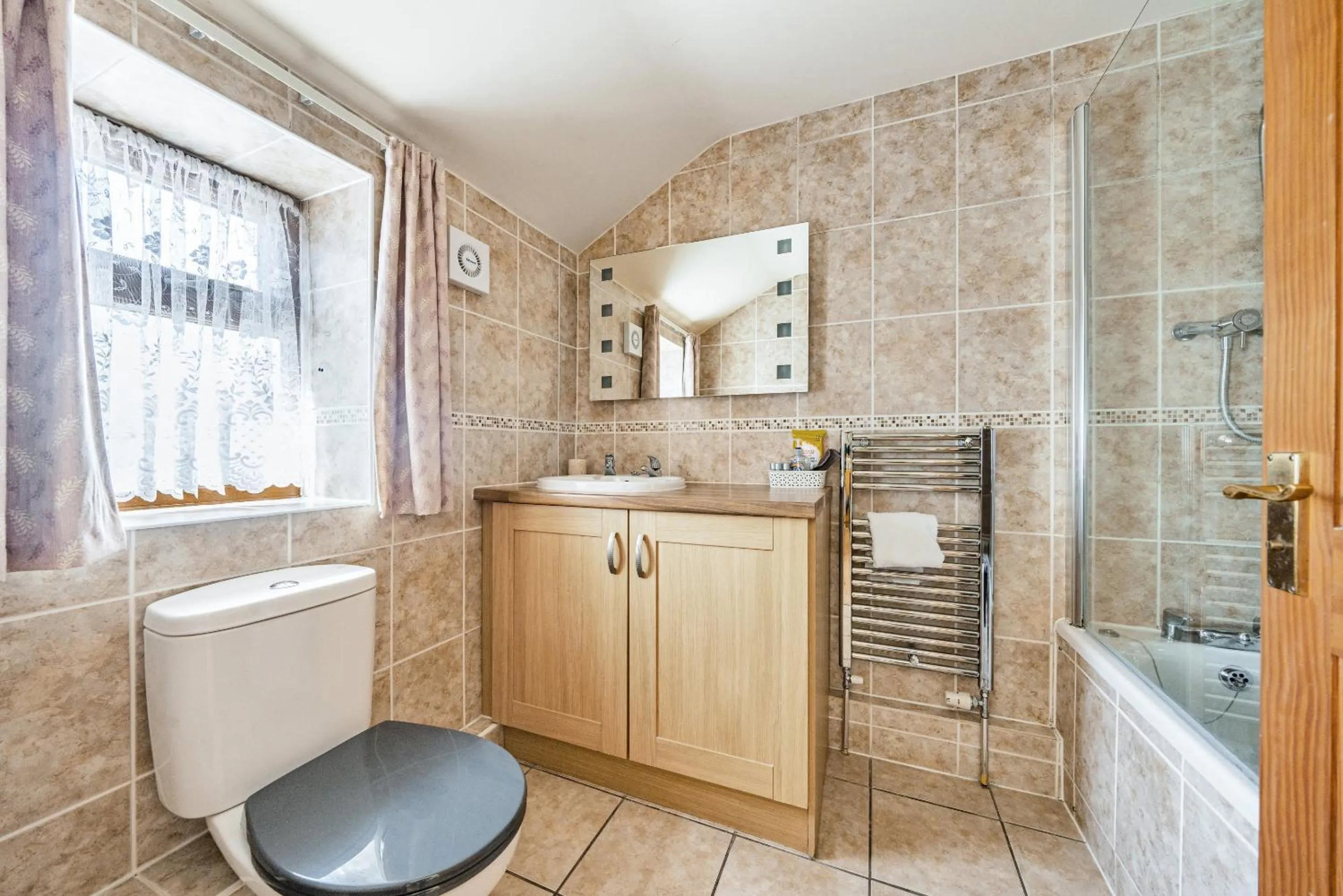 Bathroom in The Golden Fleece