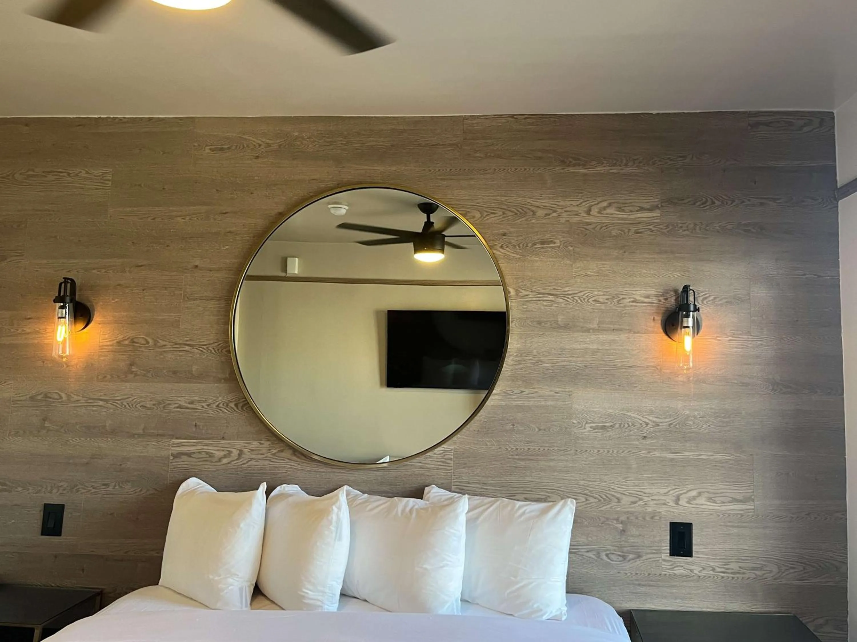 Bedroom, Bed in Motel 6 San Francisco, CA Civic Center