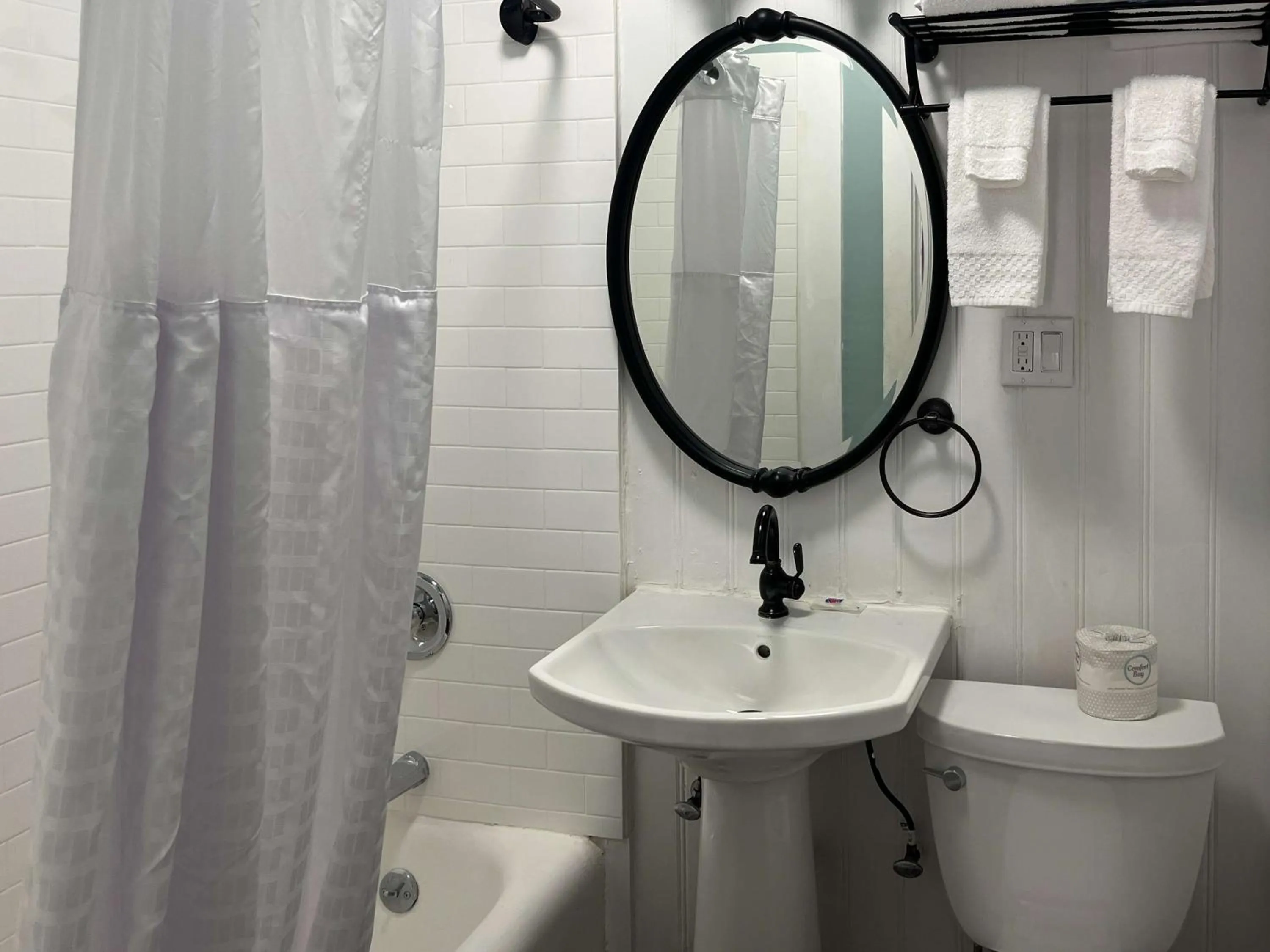 Bathroom in Motel 6 San Francisco, CA Civic Center