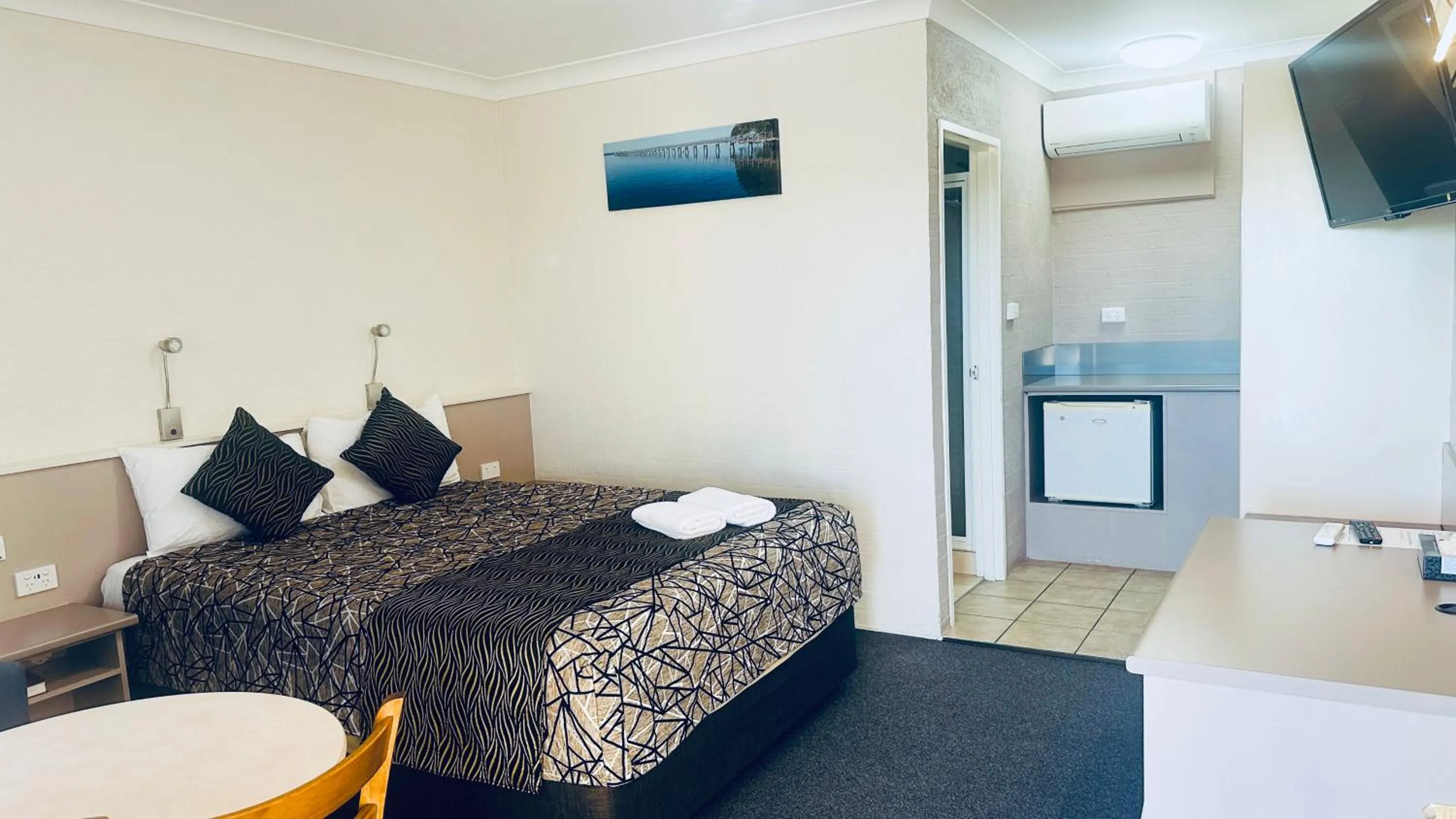 Bed in Sapphire City Motor Inn