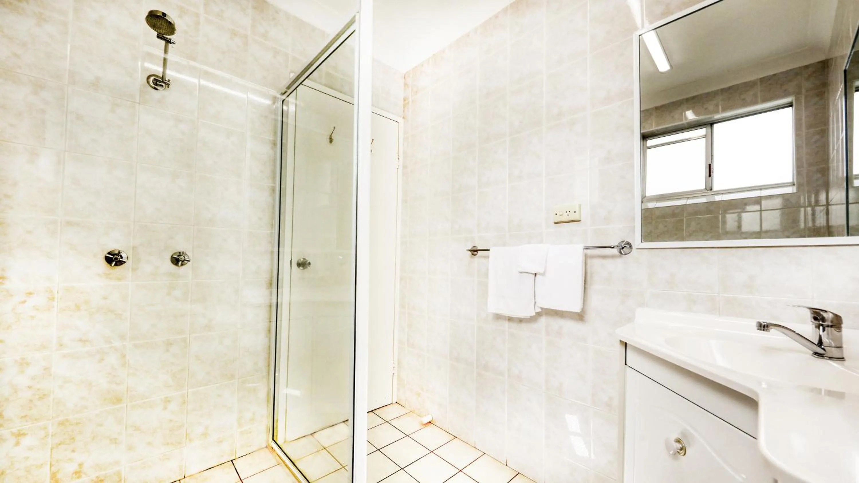 Bathroom in Sapphire City Motor Inn