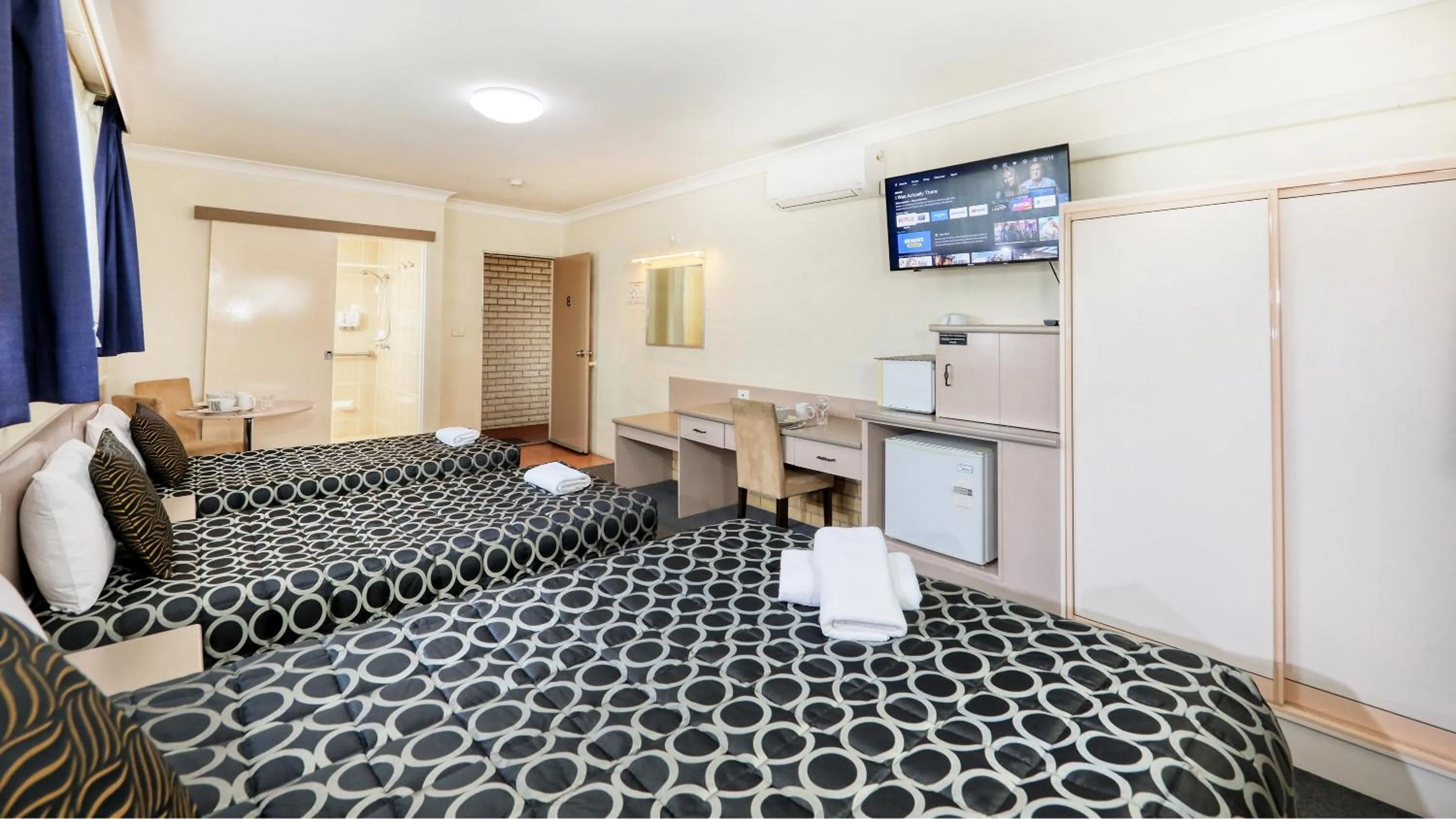 Photo of the whole room, Bed in Sapphire City Motor Inn