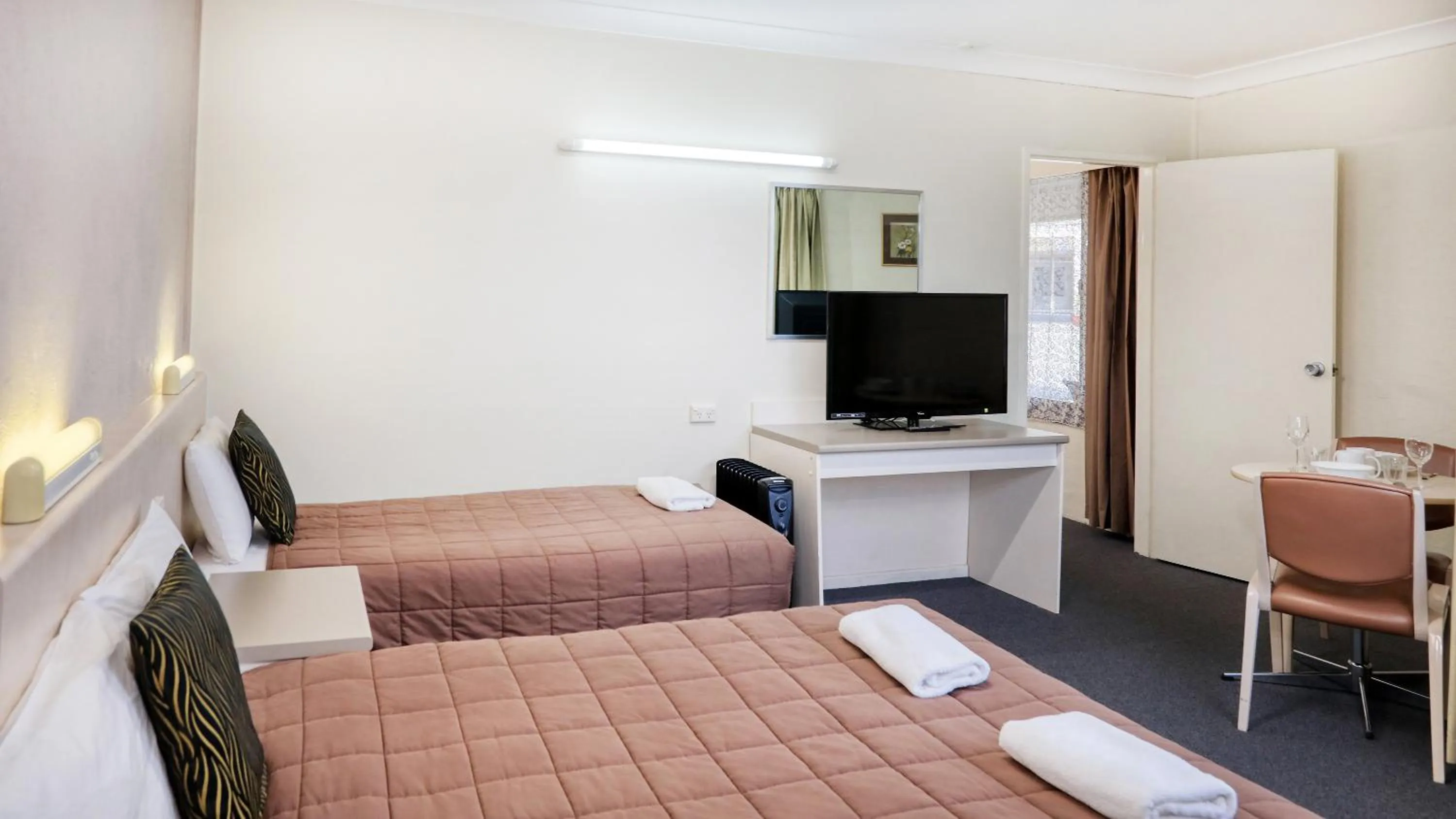 TV and multimedia, Bed in Sapphire City Motor Inn