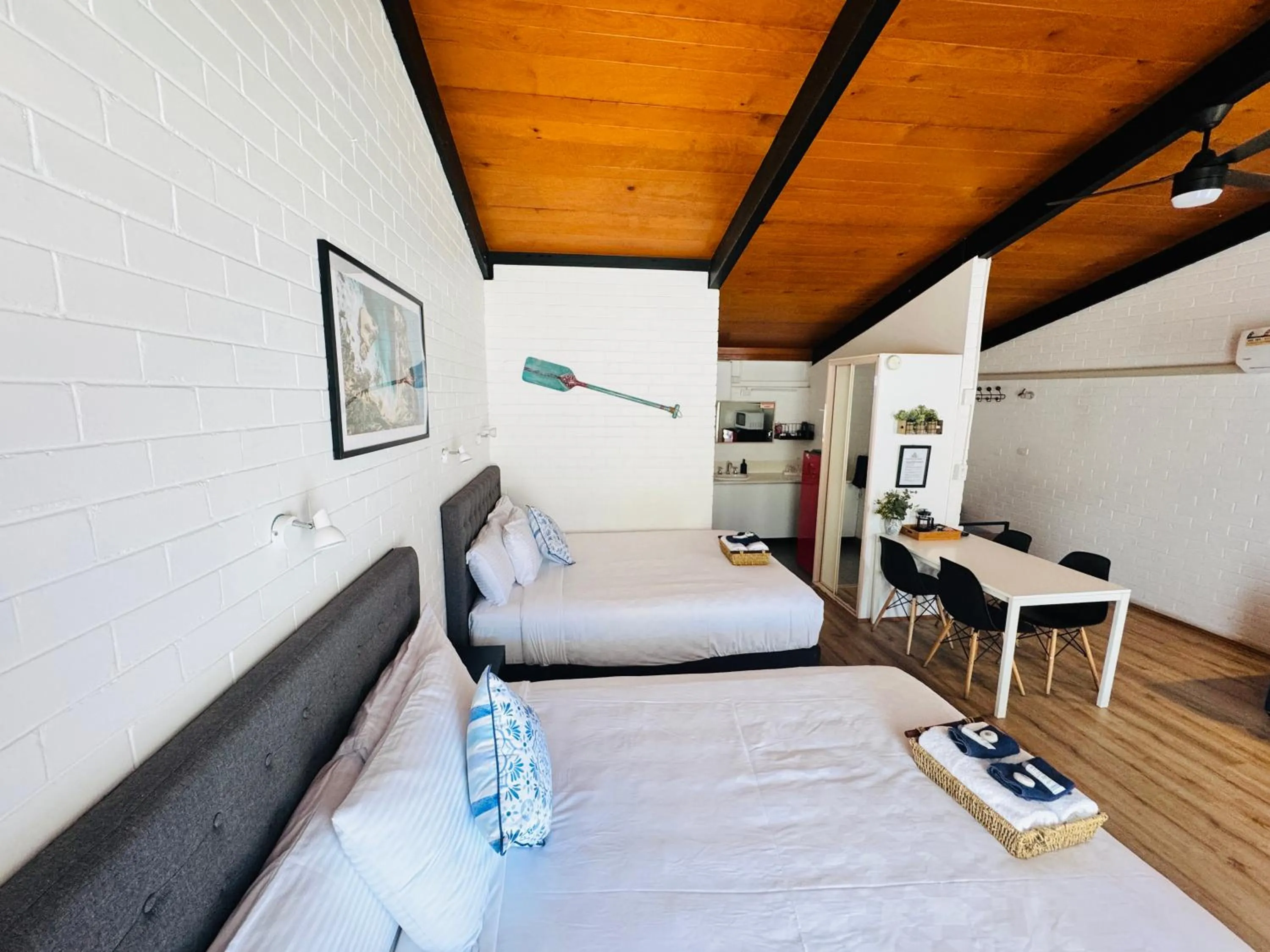 Photo of the whole room, Bed in Jetty Motel The Entrance