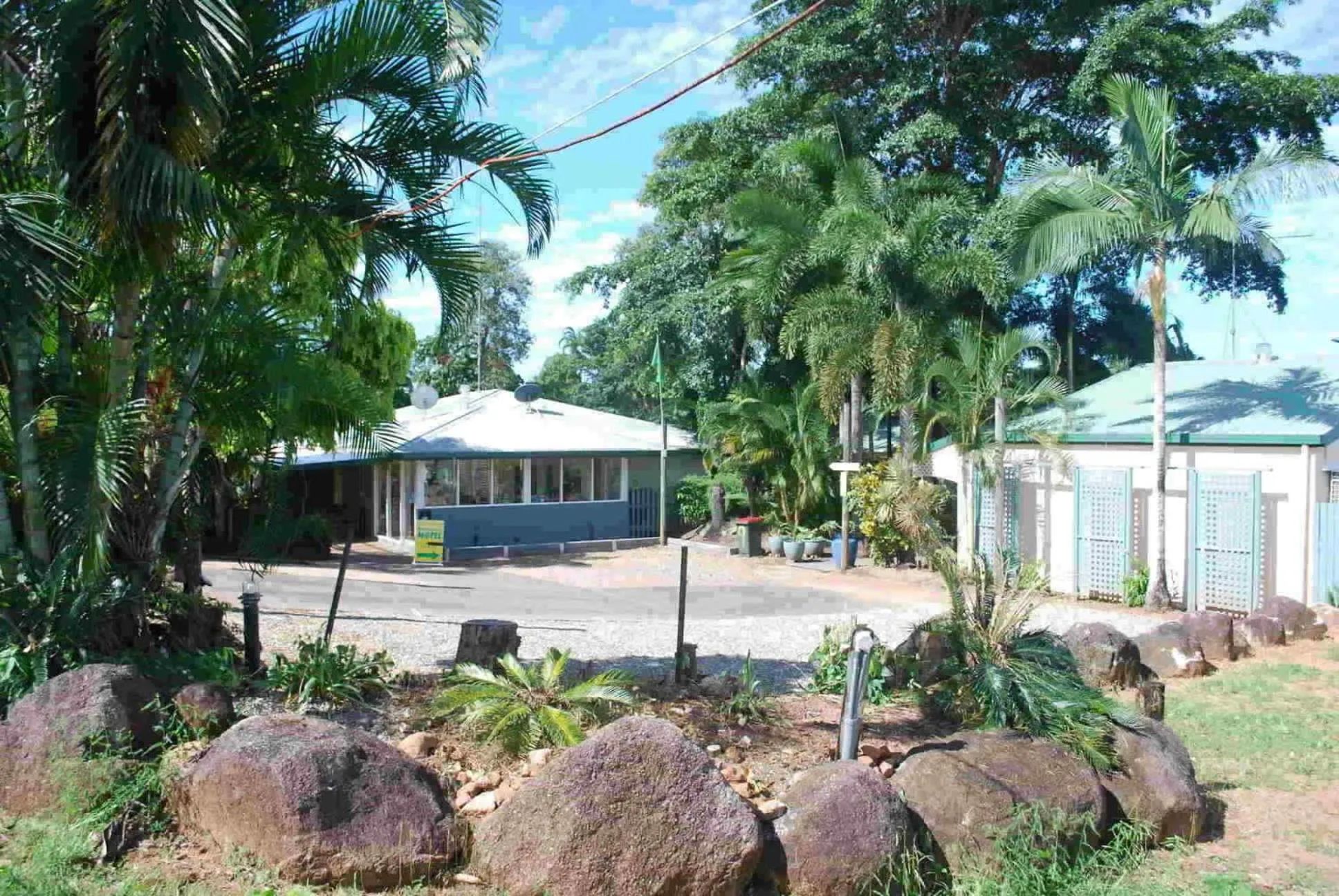 Facade/entrance in Rainforest Motel