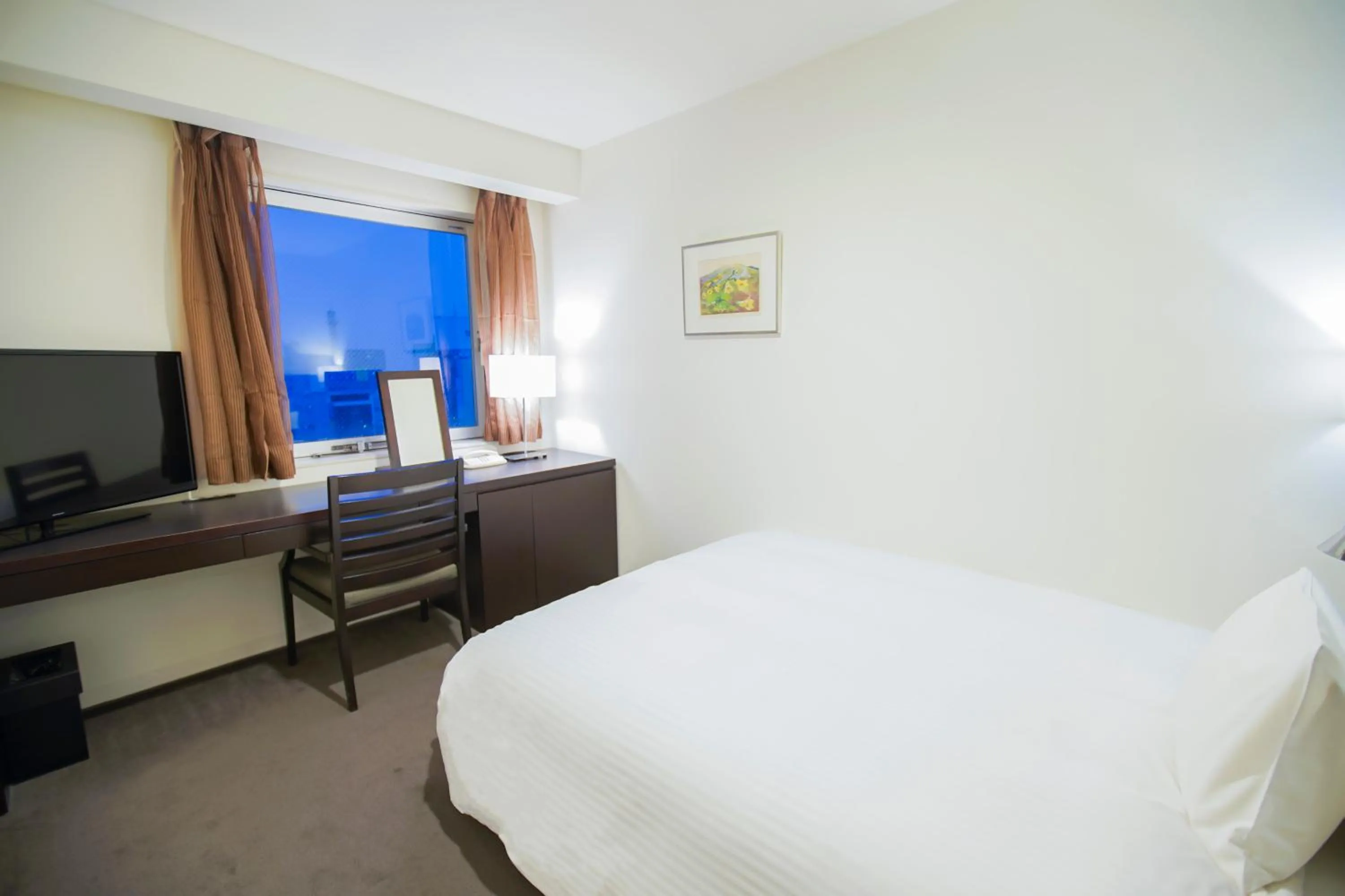 Bed in Hotel Sunroute Tokushima