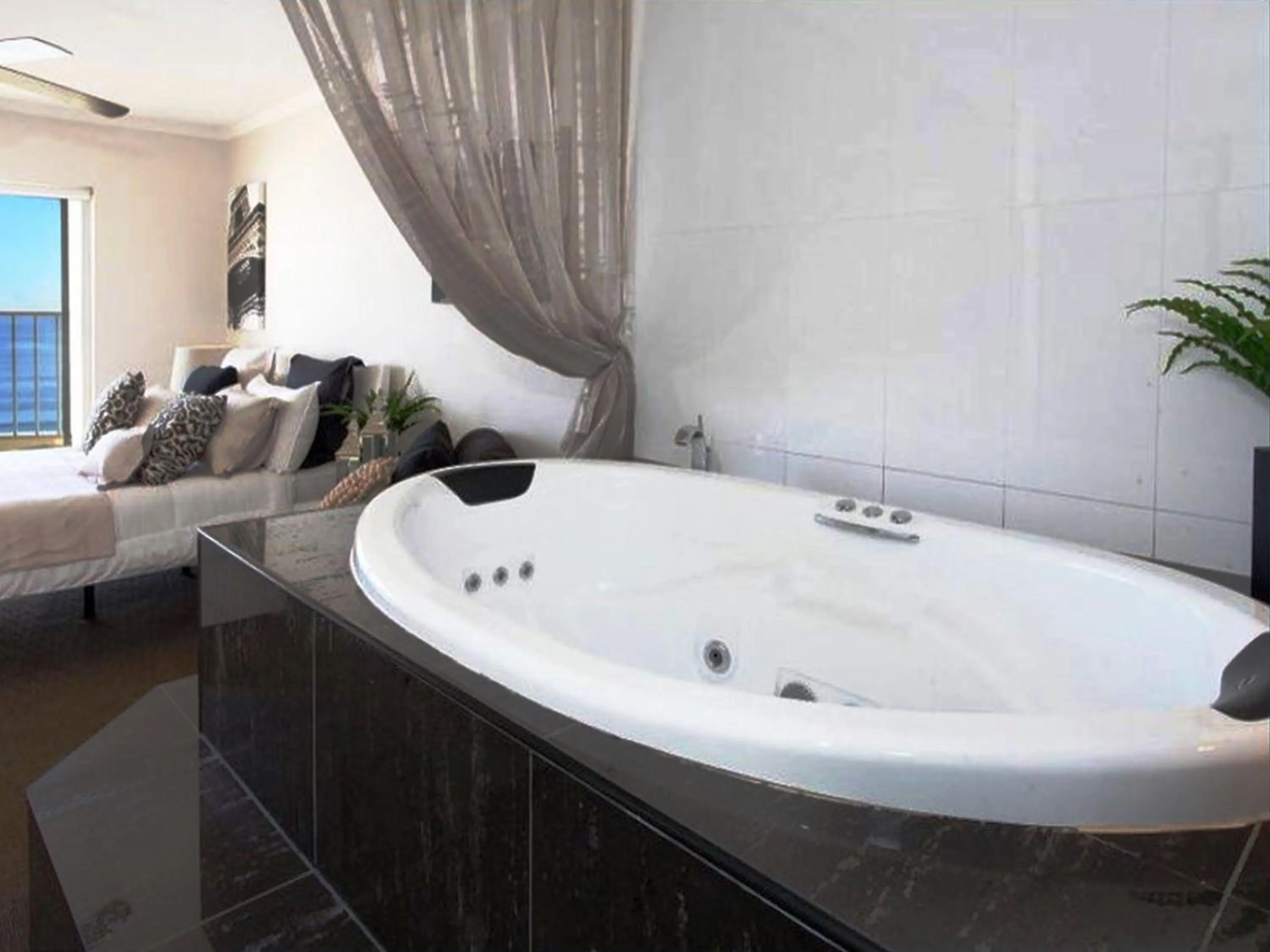 Pacific Plaza Apartments