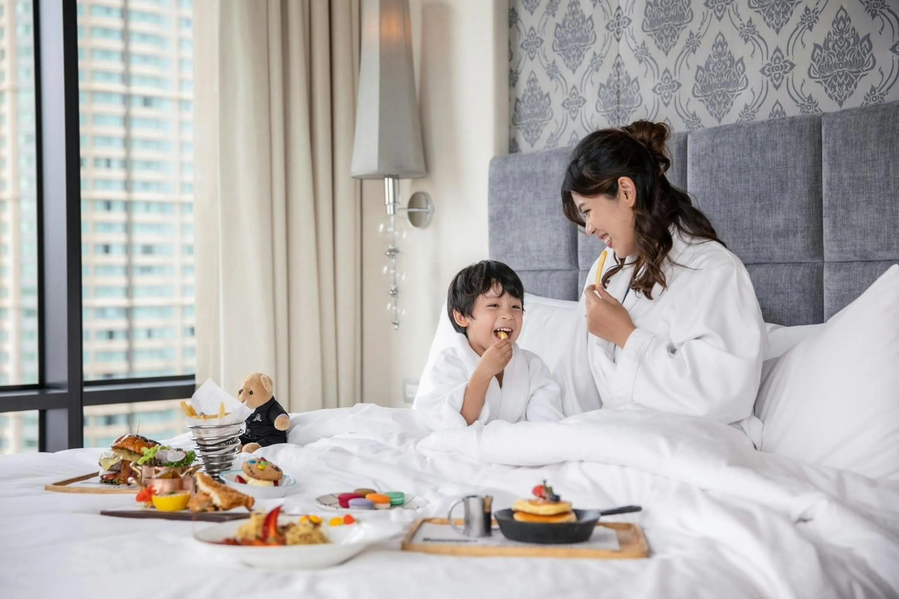 Restaurant/places to eat, Bed in The St. Regis Bangkok