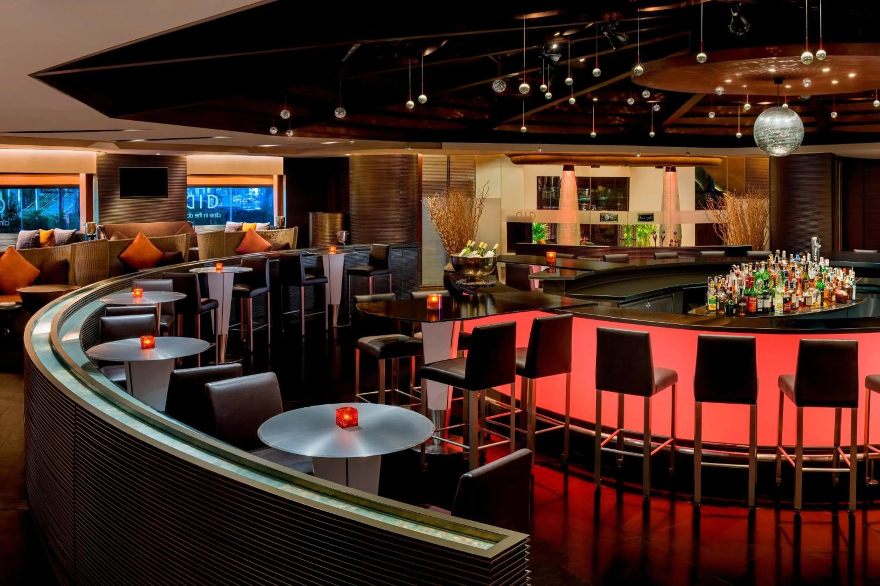 Lounge or bar in Sheraton Grande Sukhumvit, a Luxury Collection Hotel, Bangkok