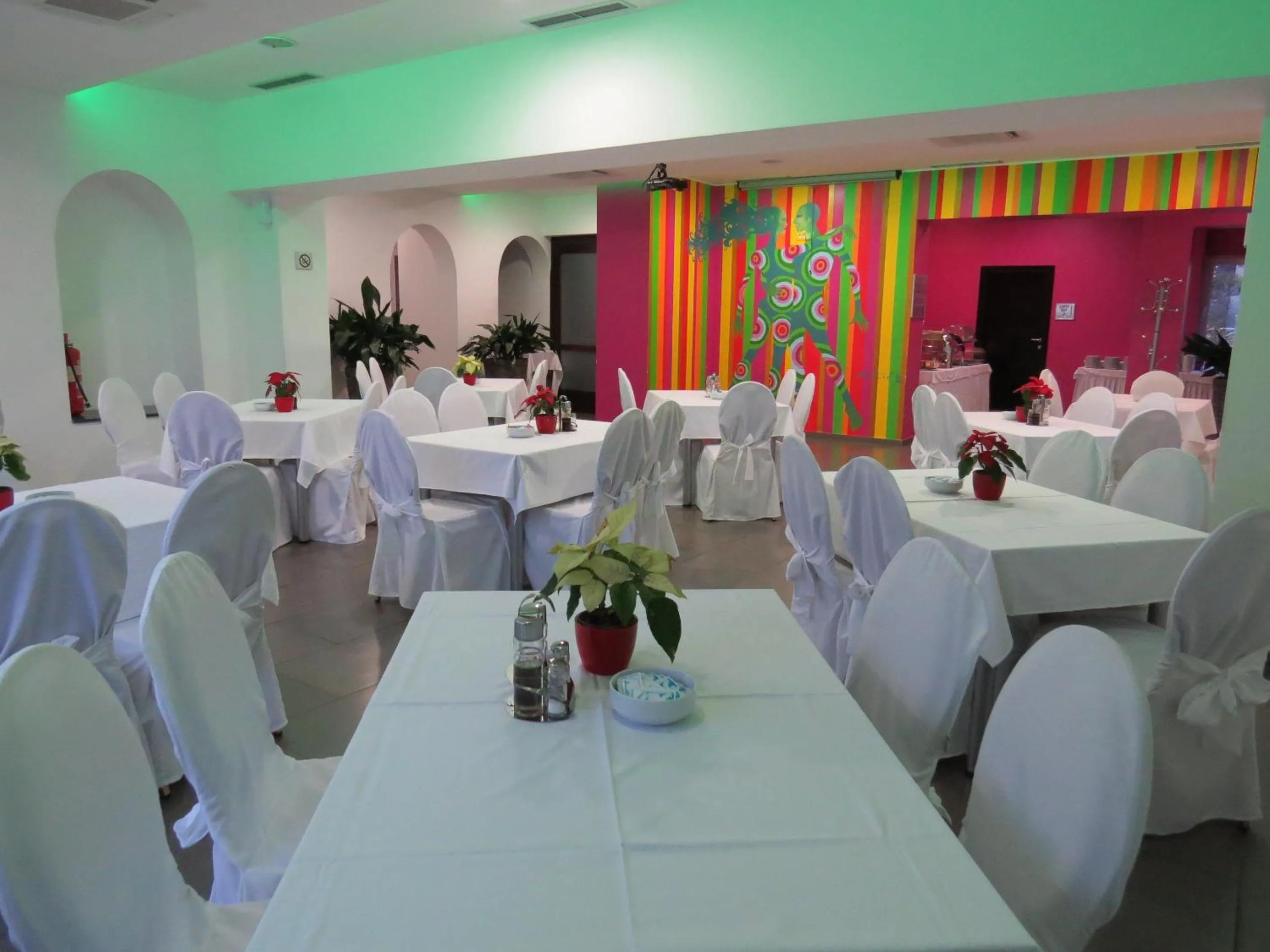 Restaurant/places to eat in Hotel Ballet School