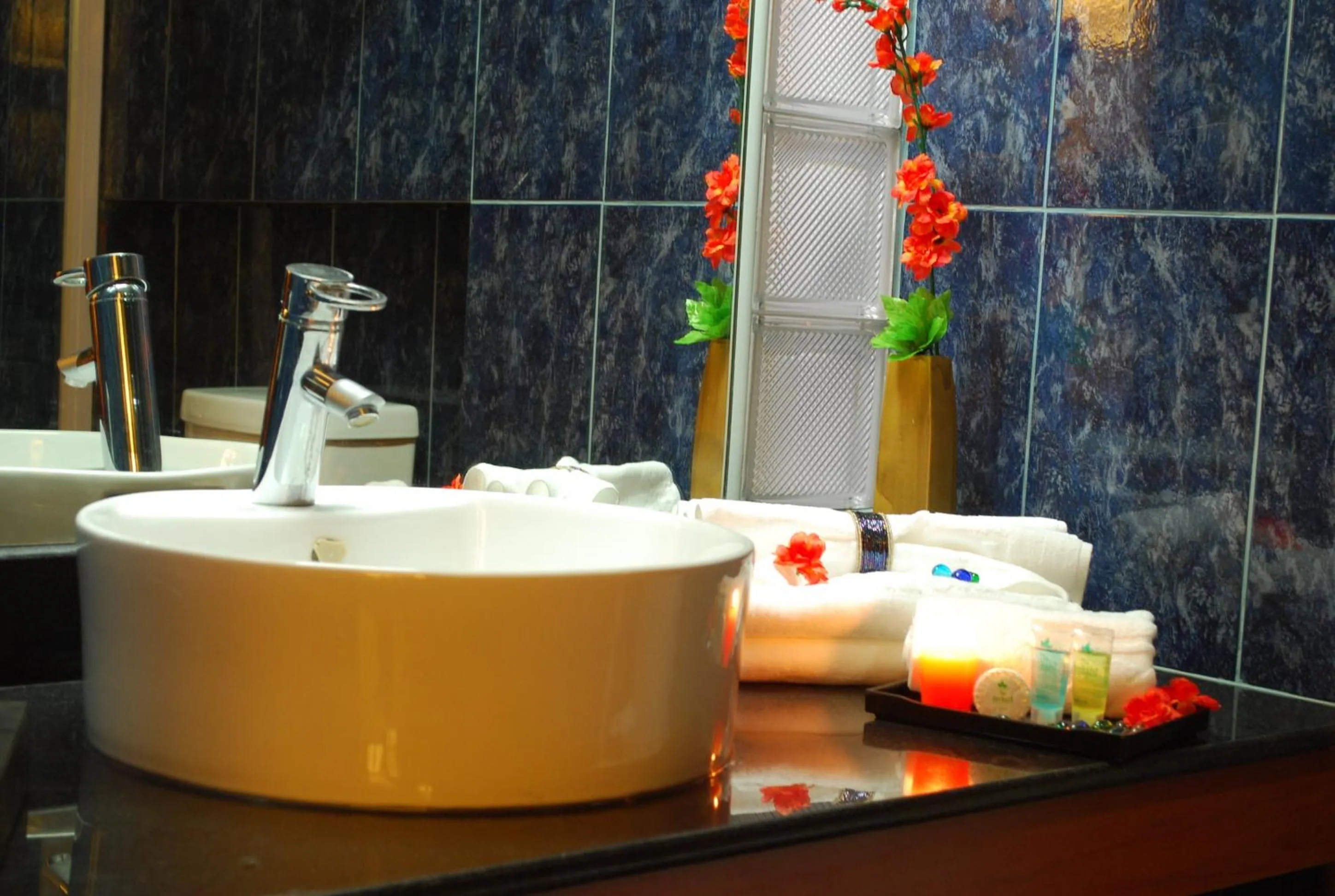 Toilet in The Orchard Cebu Hotel & Suites powered by Cocotel