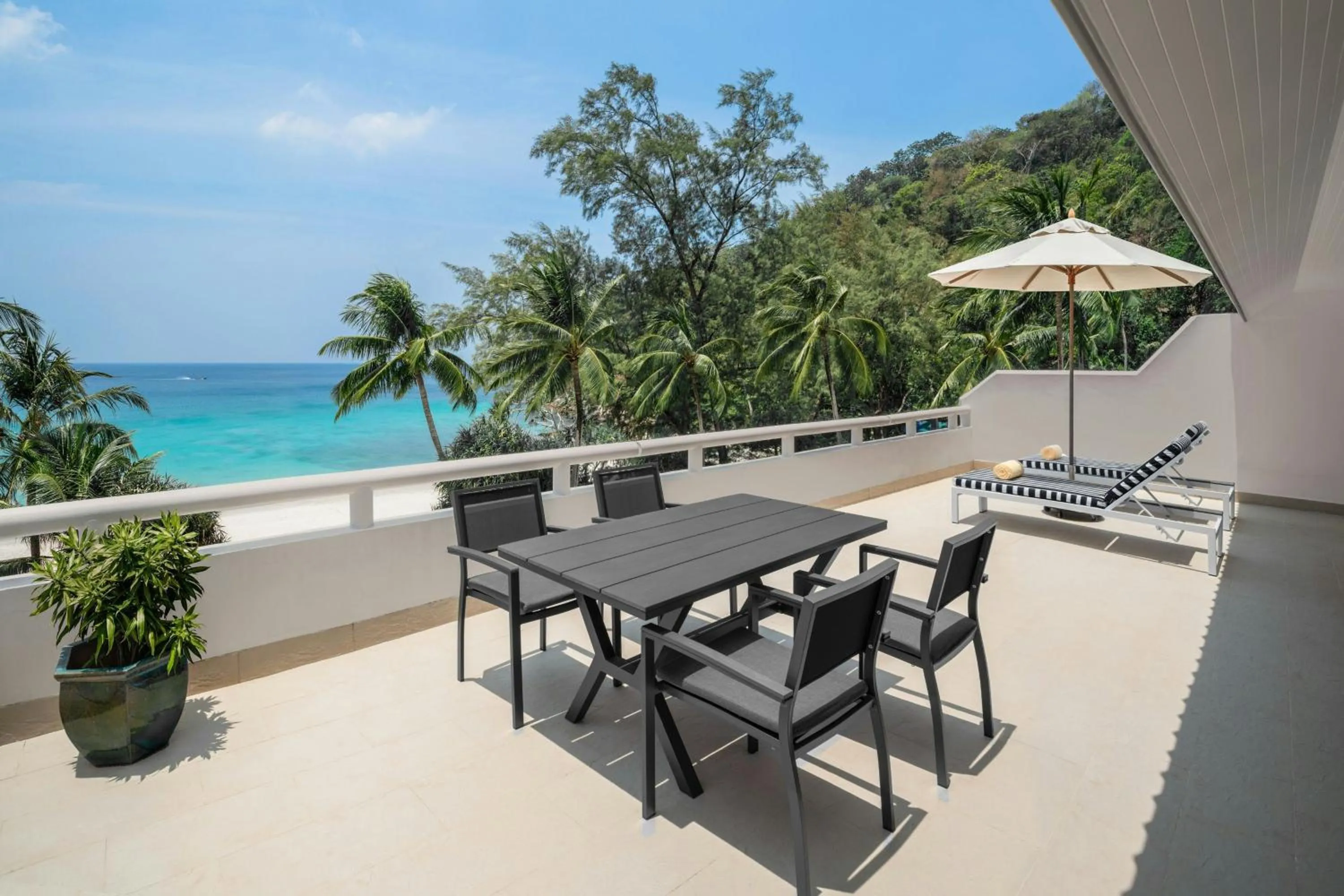 Photo of the whole room in Le Meridien Phuket Beach Resort