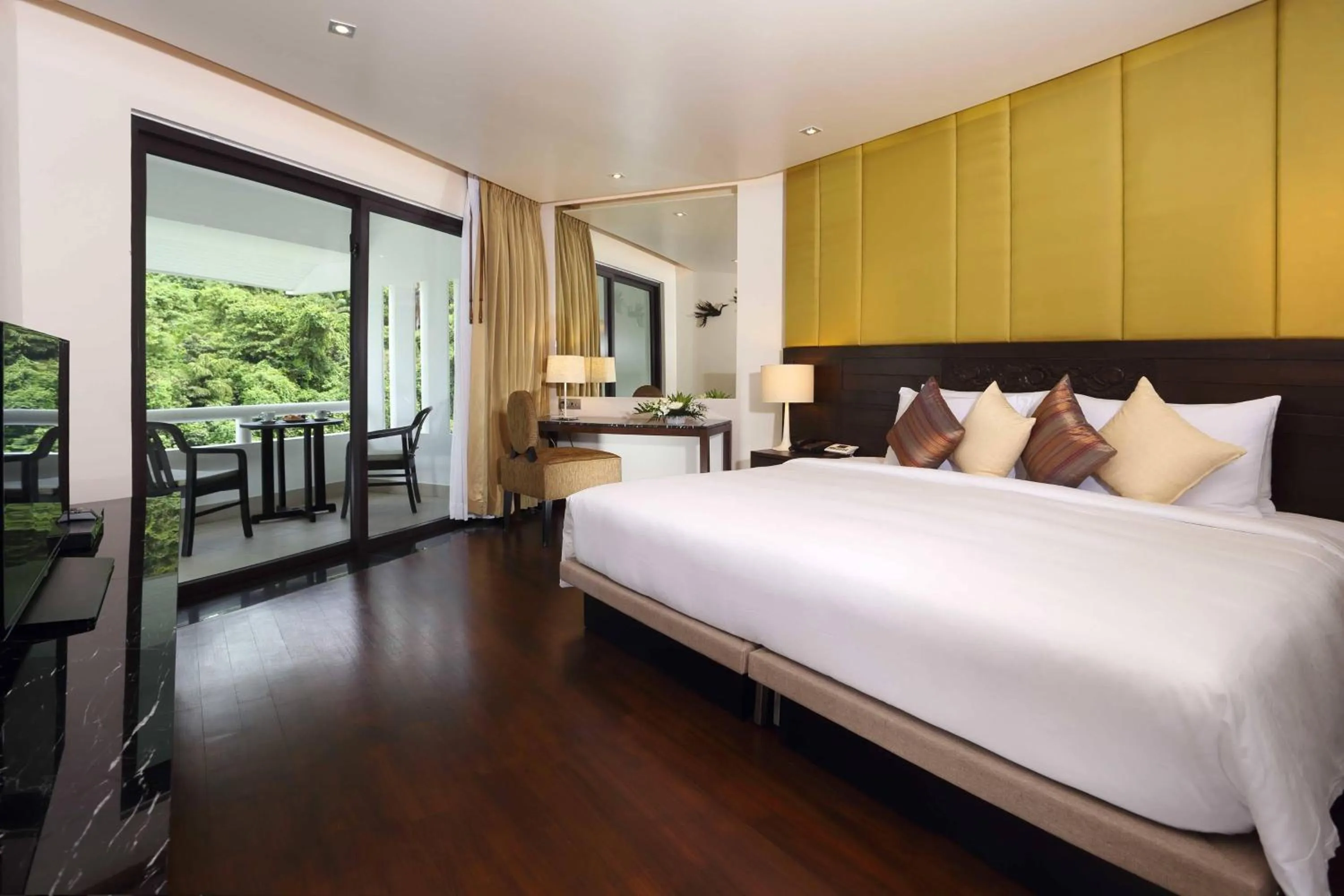 Bedroom, Bed in Le Meridien Phuket Beach Resort