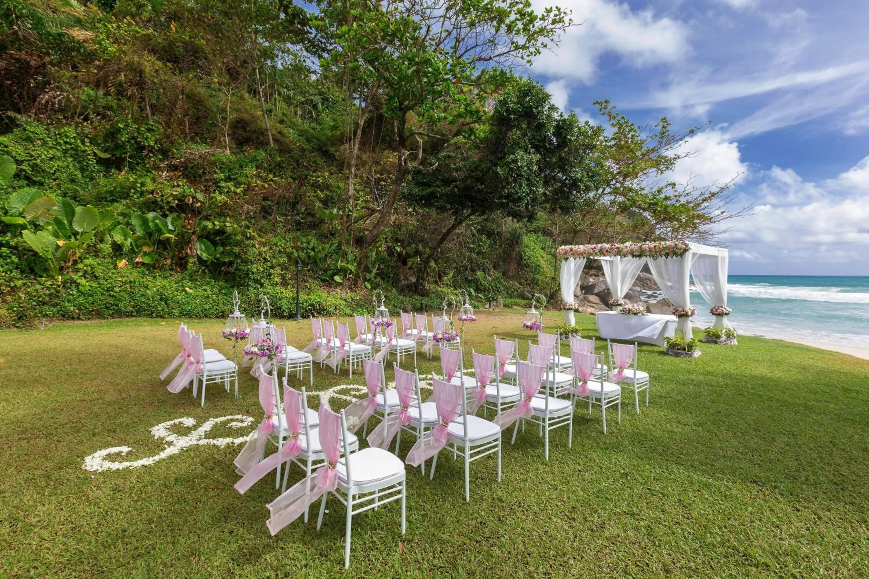 Beach in Le Meridien Phuket Beach Resort